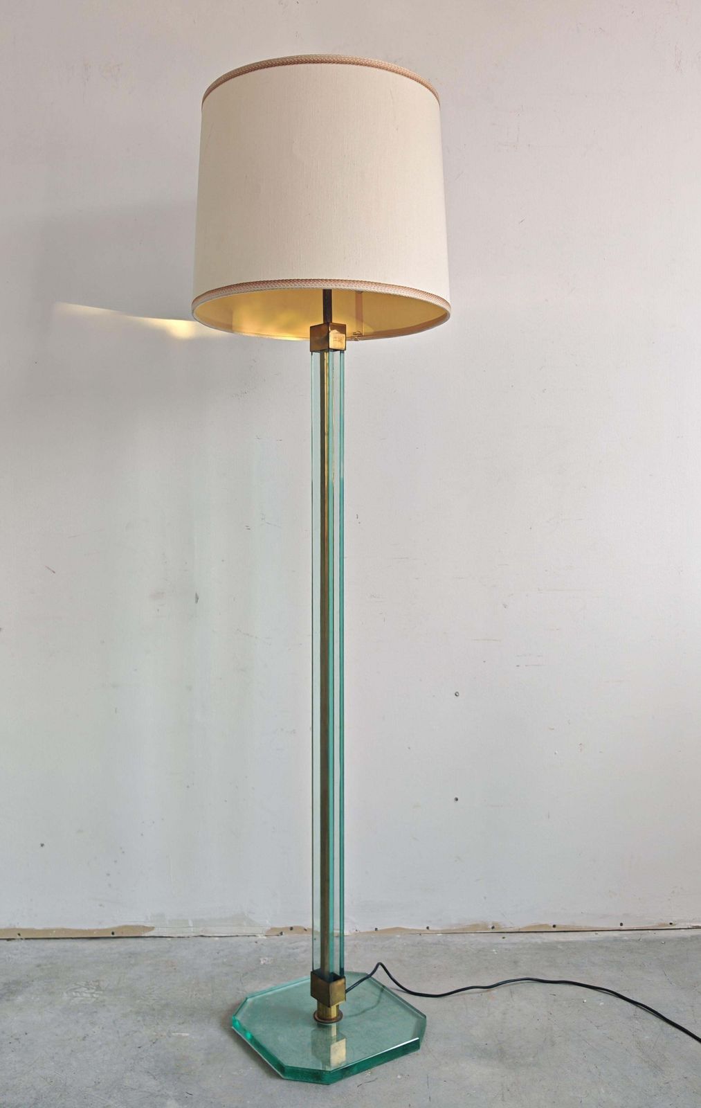 Mid-Century Modern Vloerlamp in Glas en Messing, toegeschreven aan Fontana Arte photo furniture