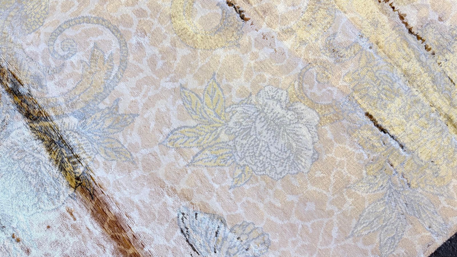 photo vintage Modern tapijt, handgeweven zijden vloerkleed, beige bruin, abstract bloemmotief in ivoor