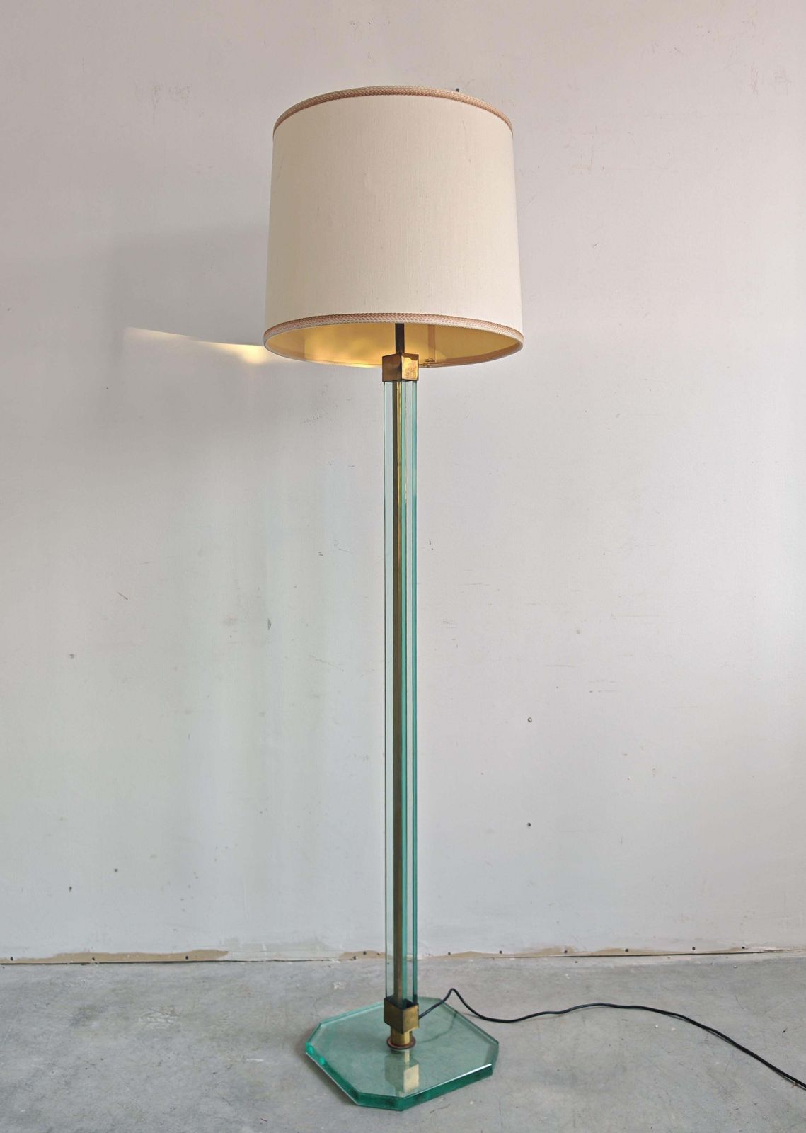 photo buy Mid-Century Modern Vloerlamp in Glas en Messing, toegeschreven aan Fontana Arte