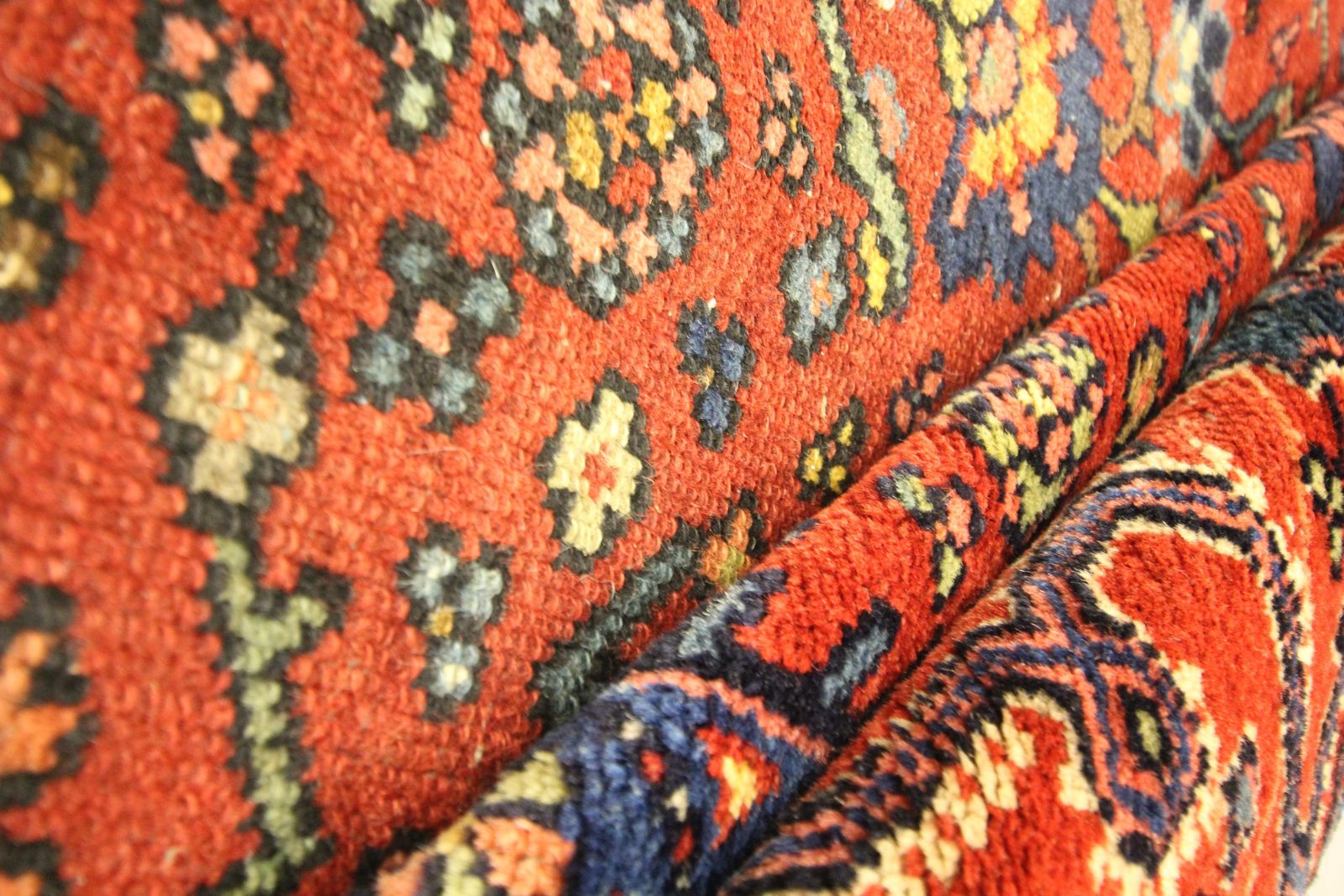 Textiel Traditioneel Oosters tapijt, roestkleurig antiek vloerkleed, handgeweven wollen tapijt photo