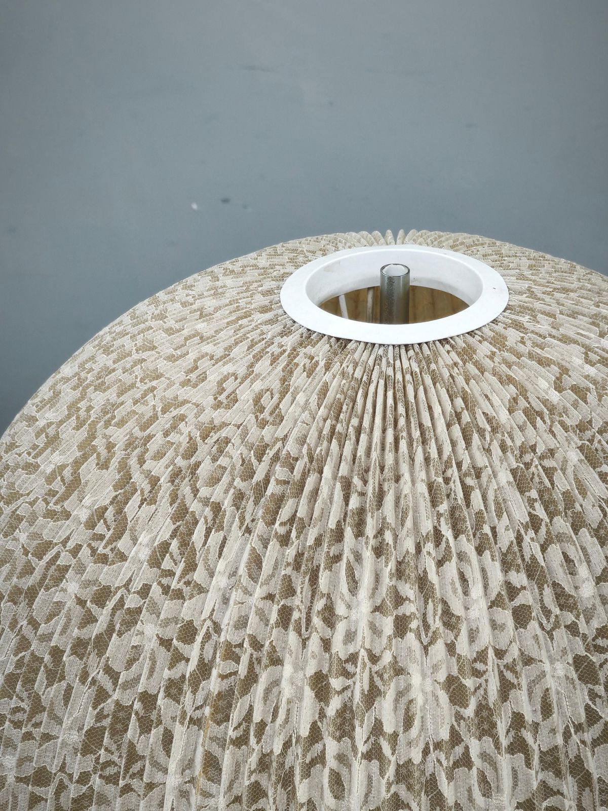 photo furniture Duitse Mid-Century vloerlamp met bolkap, jaren 1960
