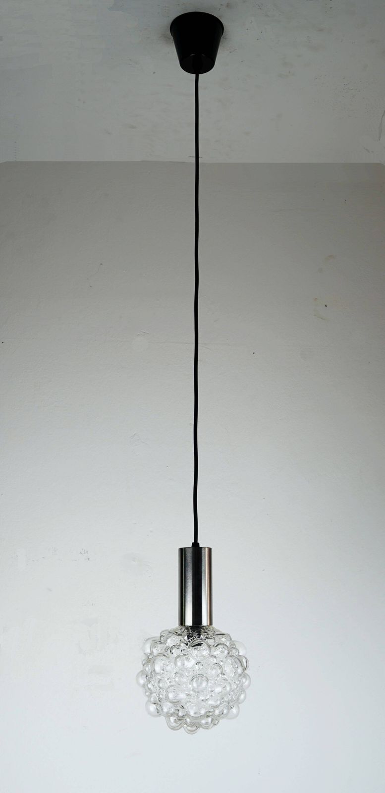 Petite suspension mid-century à bulle en verre transparent   2 disponibles photo vinterior
