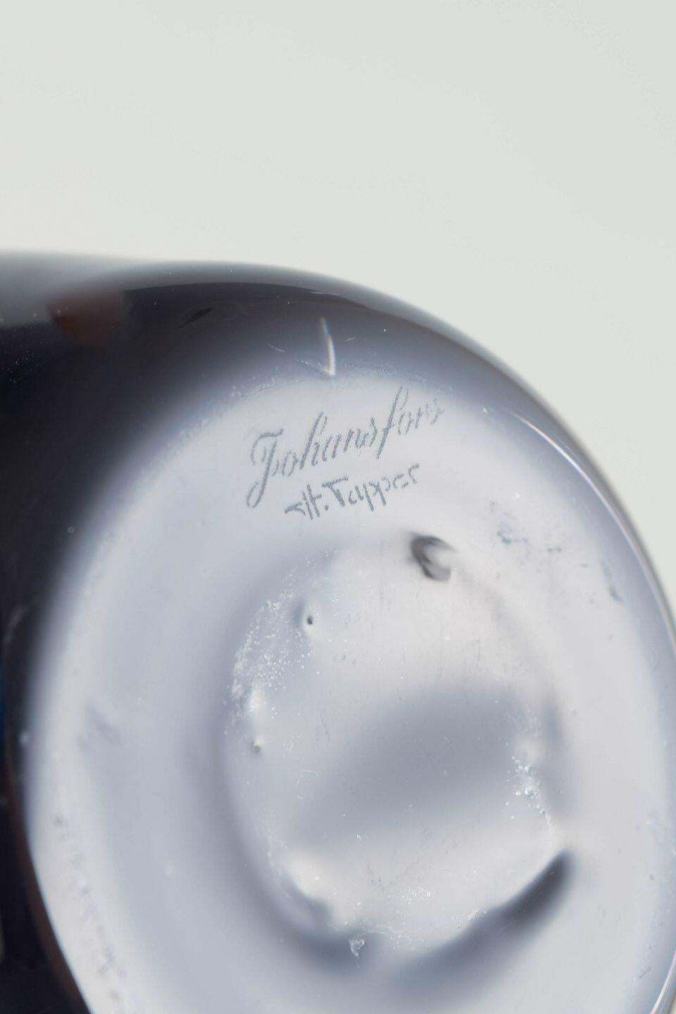 Helén Tapper voor Johansfors. Grote kunstglazen vaas in diep amethystkleur. photo Woonaccessoires