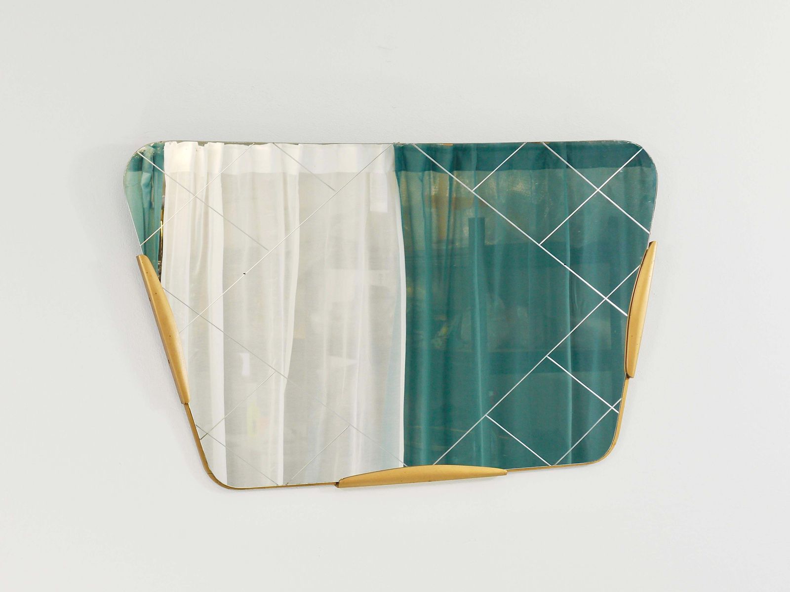Woonaccessoires Grote trapeziumvormige gouden wandspiegel met gegraveerd ruitpatroon, Oostenrijk, 1950 photo