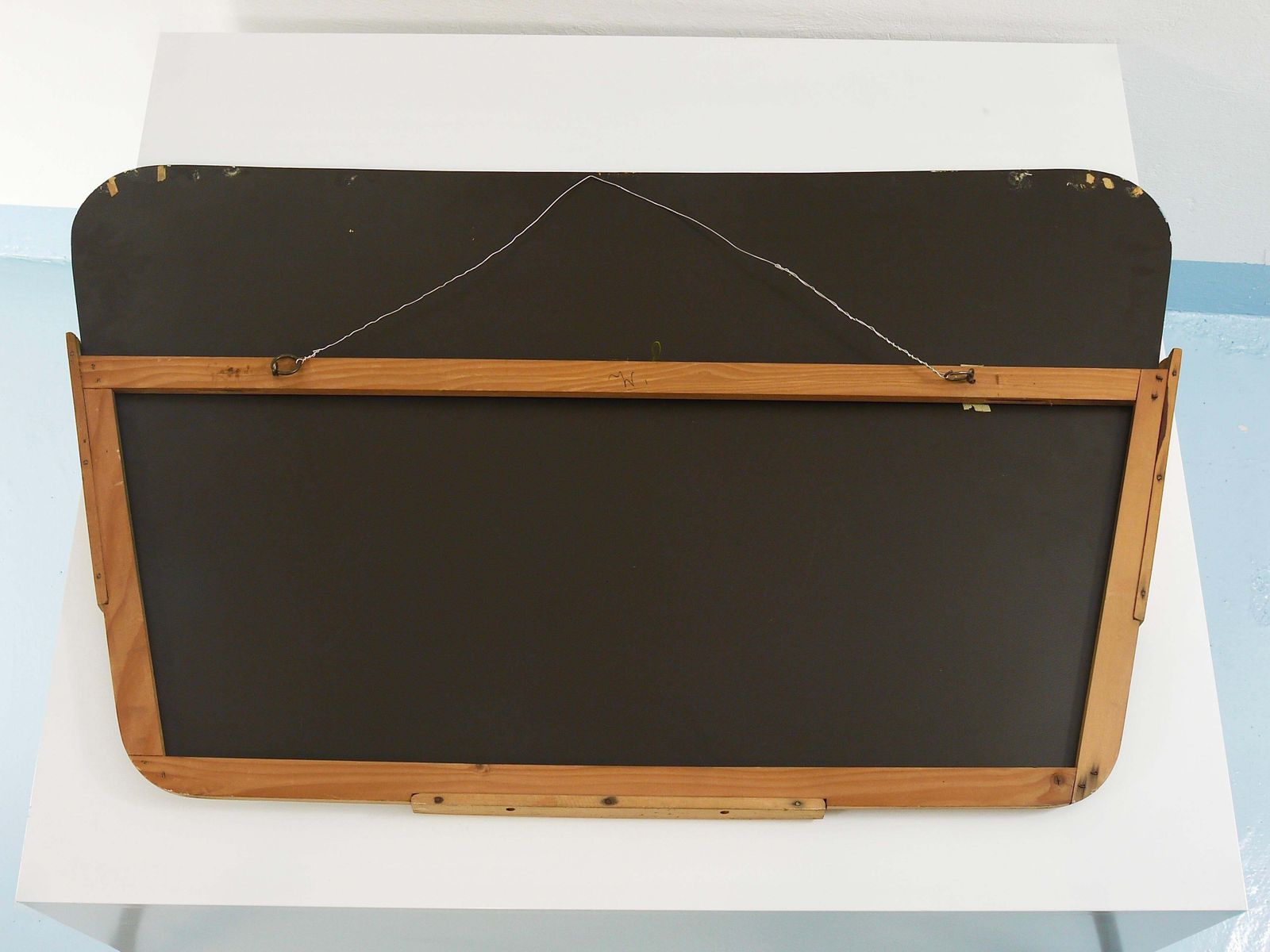 photo buy Grote trapeziumvormige gouden wandspiegel met gegraveerd ruitpatroon, Oostenrijk, 1950