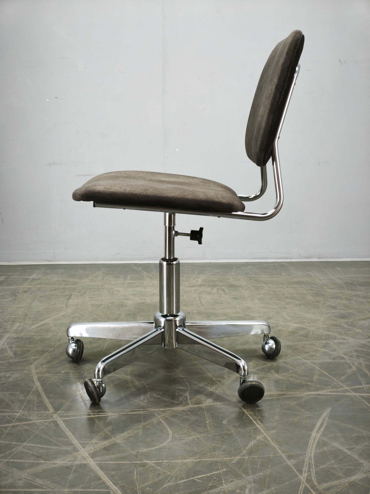 Italiaanse draaibare bureaustoel met chromen onderstel, jaren 1970 photo 590.0