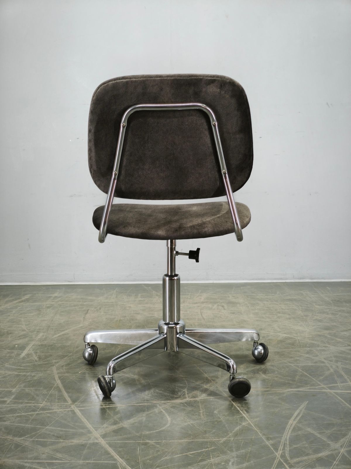 Italiaanse draaibare bureaustoel met chromen onderstel, jaren 1970 photo vinterior