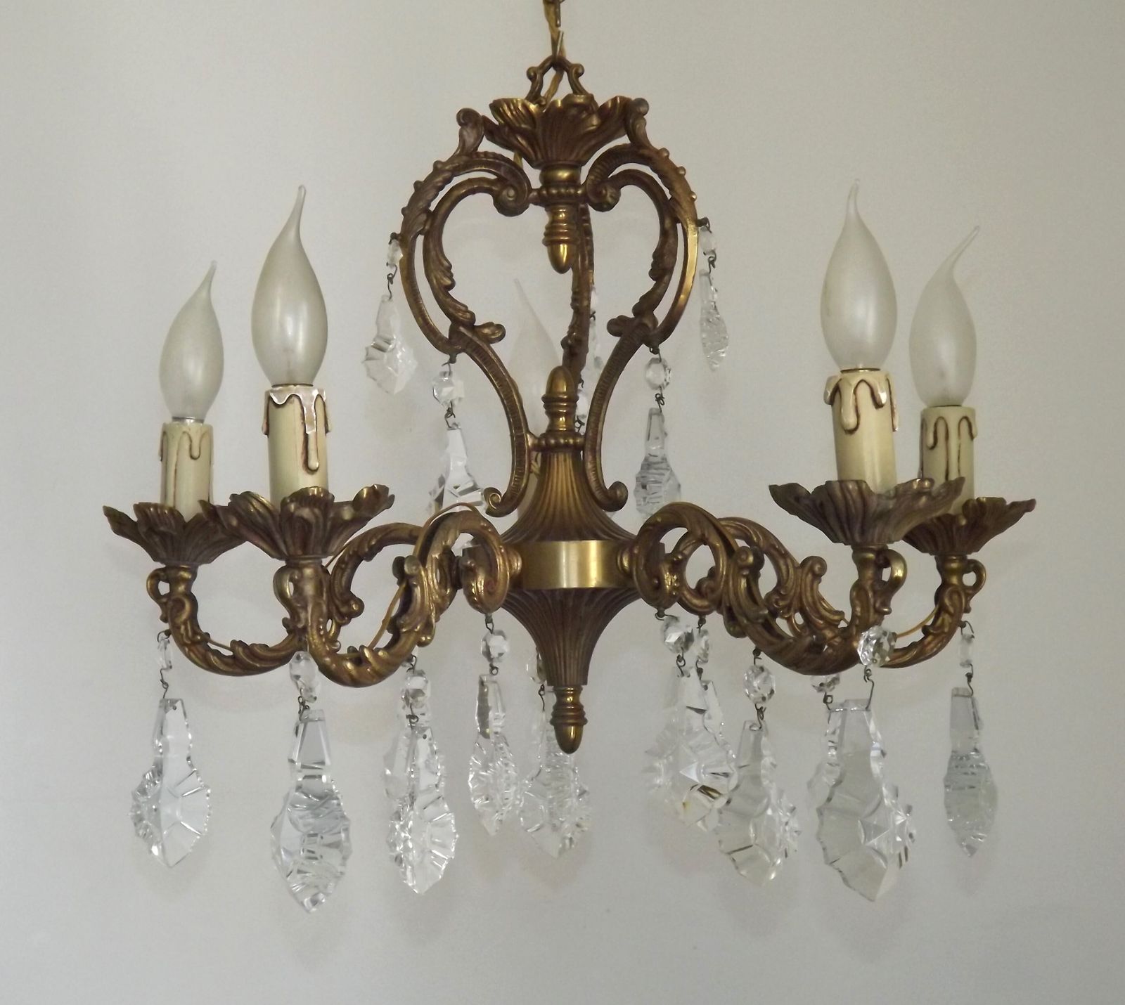 Franse Art Nouveau kroonluchter met vijf lichten, driezijdige kristallen kooi in brons photo vinterior