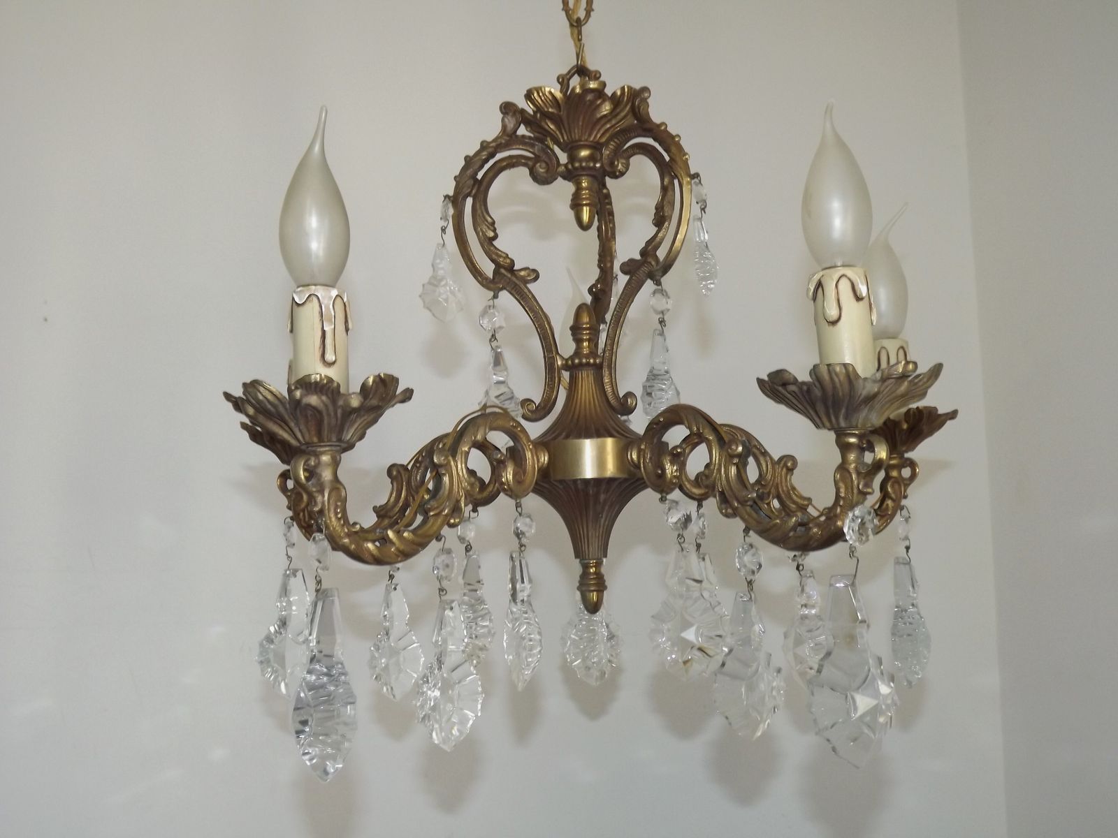 photo for sale Franse Art Nouveau kroonluchter met vijf lichten, driezijdige kristallen kooi in brons