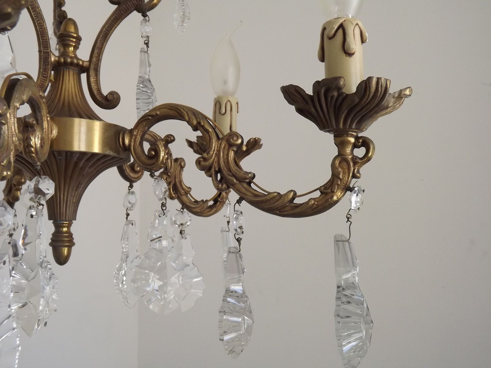 Franse Art Nouveau kroonluchter met vijf lichten, driezijdige kristallen kooi in brons photo vintage