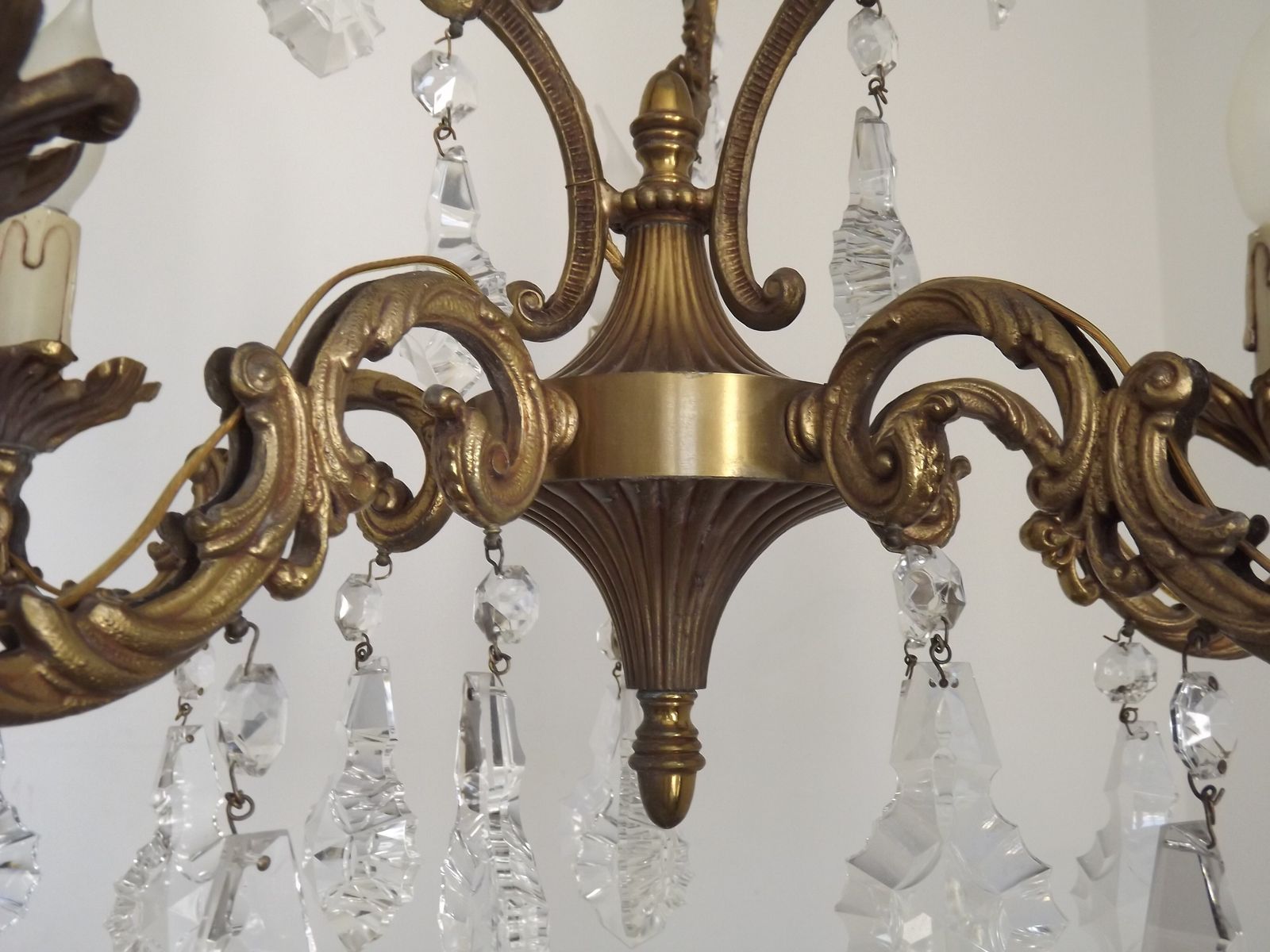 photo vinterior Franse Art Nouveau kroonluchter met vijf lichten, driezijdige kristallen kooi in brons