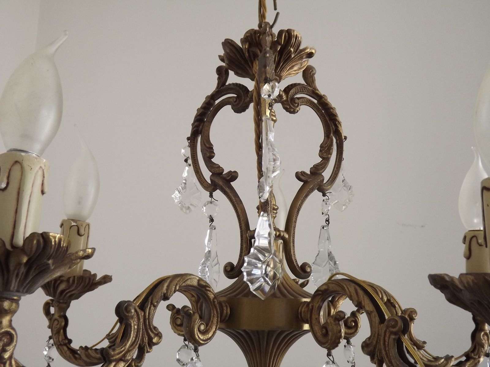 photo vintage Franse Art Nouveau kroonluchter met vijf lichten, driezijdige kristallen kooi in brons
