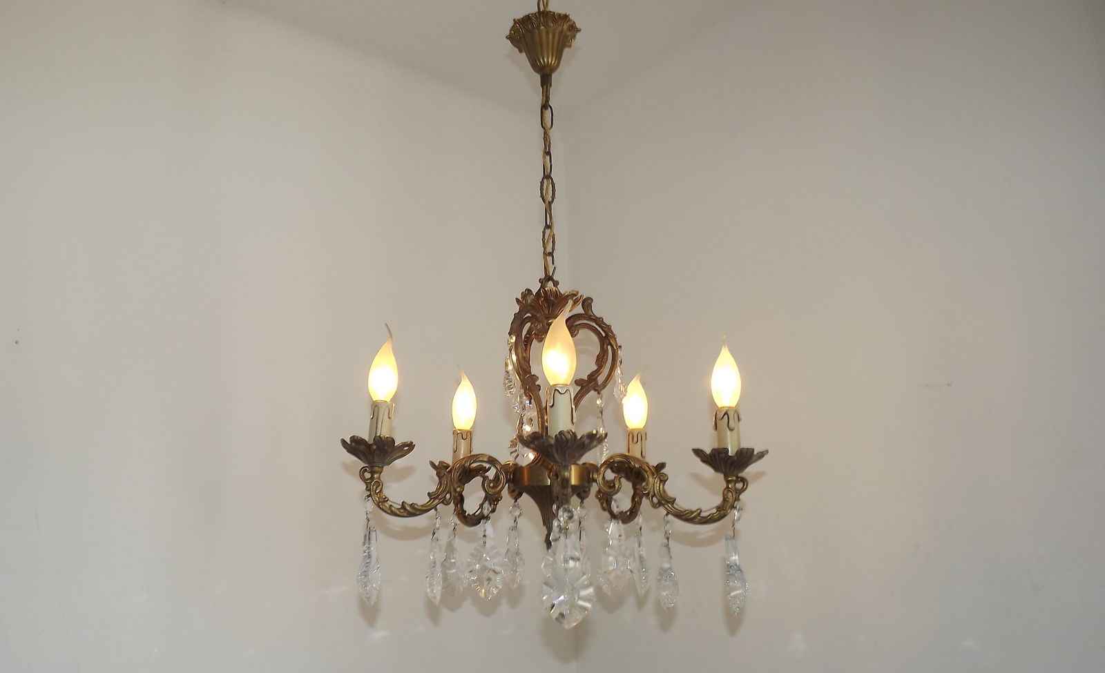 Franse Art Nouveau kroonluchter met vijf lichten, driezijdige kristallen kooi in brons photo 495.0