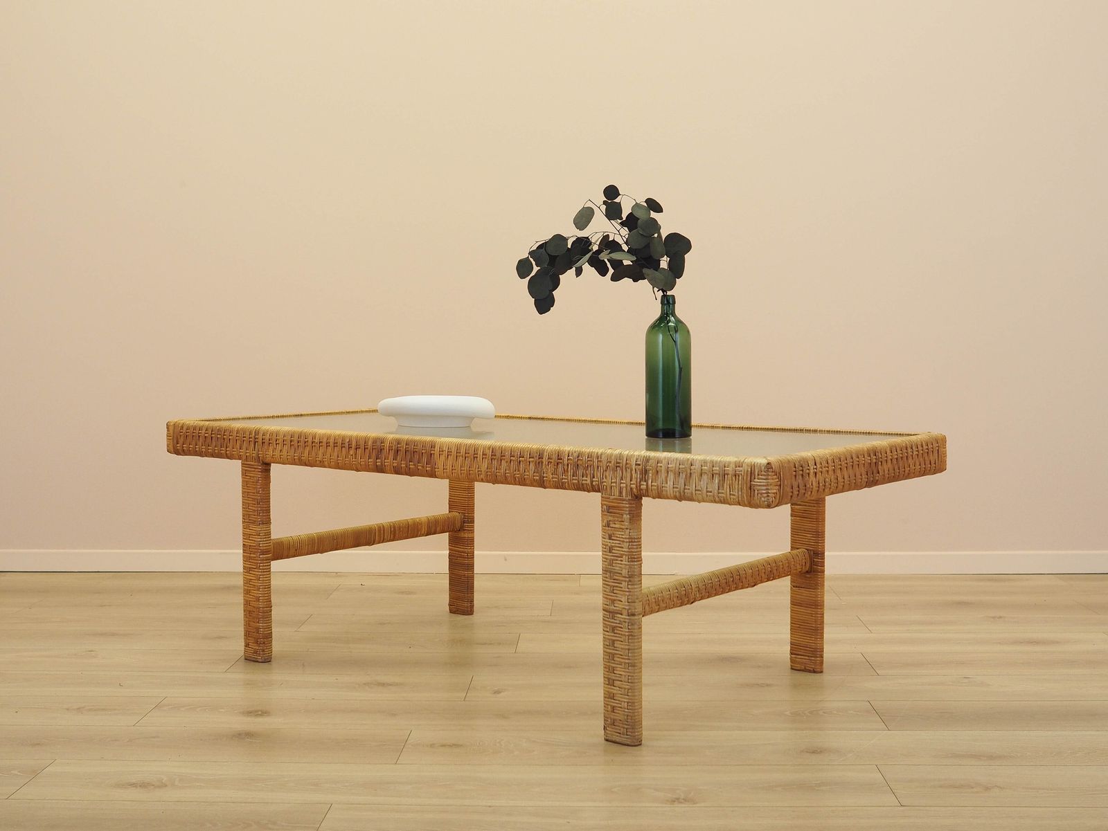 Table d'appoint en verre et rotin, design danois, années 1970, fabriquée au Danemark photo Mobilier