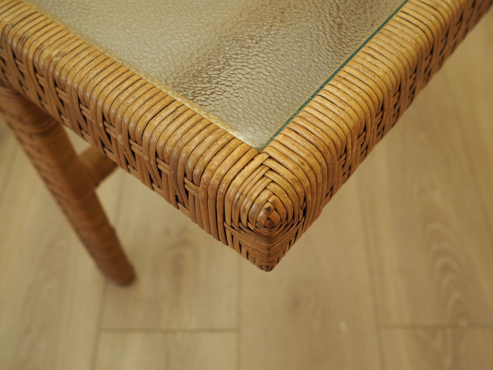 photo vinterior Table d'appoint en verre et rotin, design danois, années 1970, fabriquée au Danemark