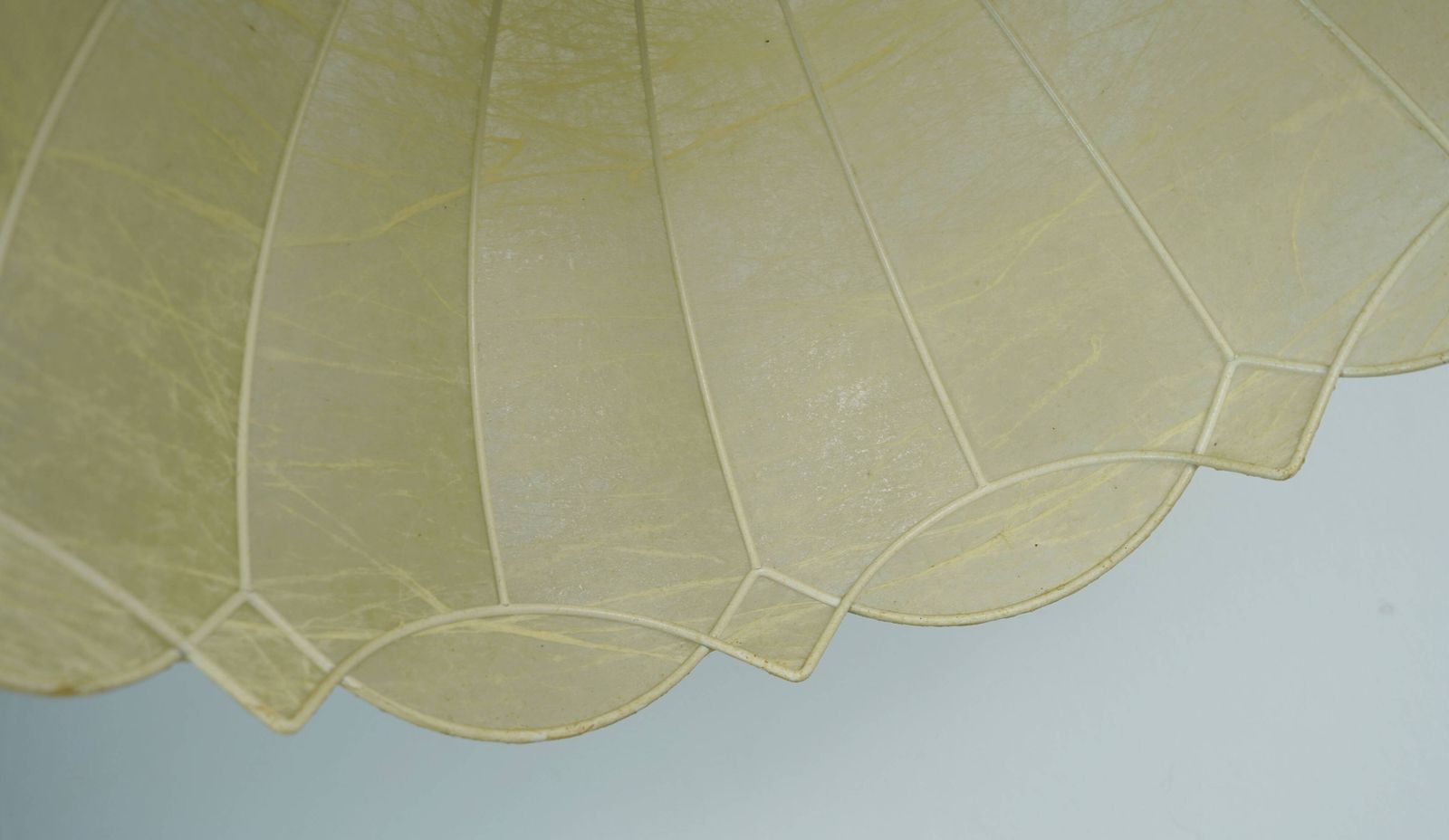 photo vintage Moderne cocoonvormige hanglamp uit de mid-century periode, jaren 1970