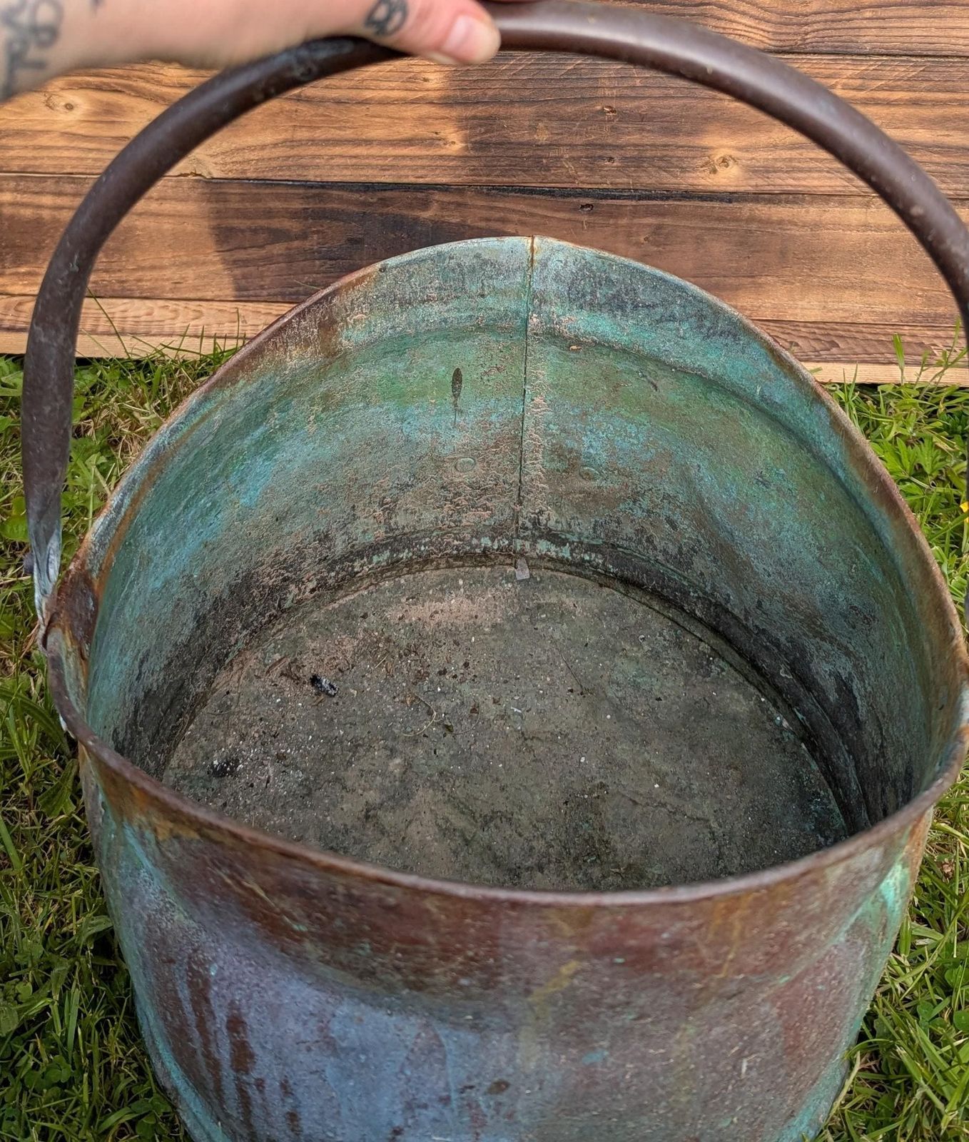 Koperen kolenbak met gebruikssporen, gerecycled hout photo 149.0