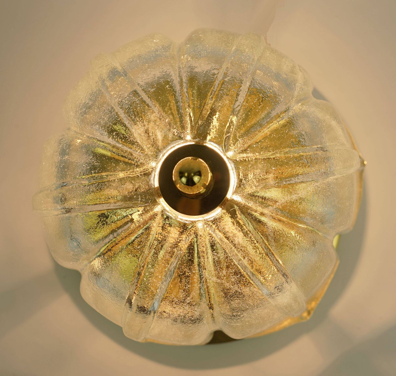 photo vintage Limburg Plafondlamp Model A475 3031 Bloemvormige Glazen Kap En Messing 70s