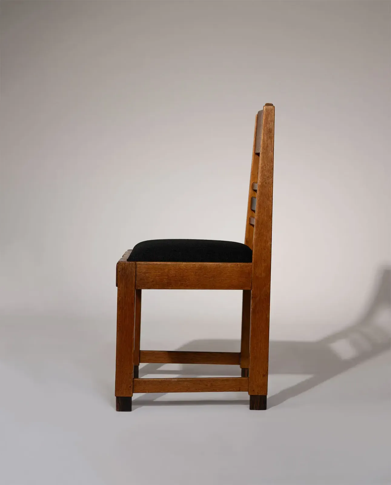 Amsterdam School eiken eetkamerstoelen, Nederland, jaren 1920 photo for sale