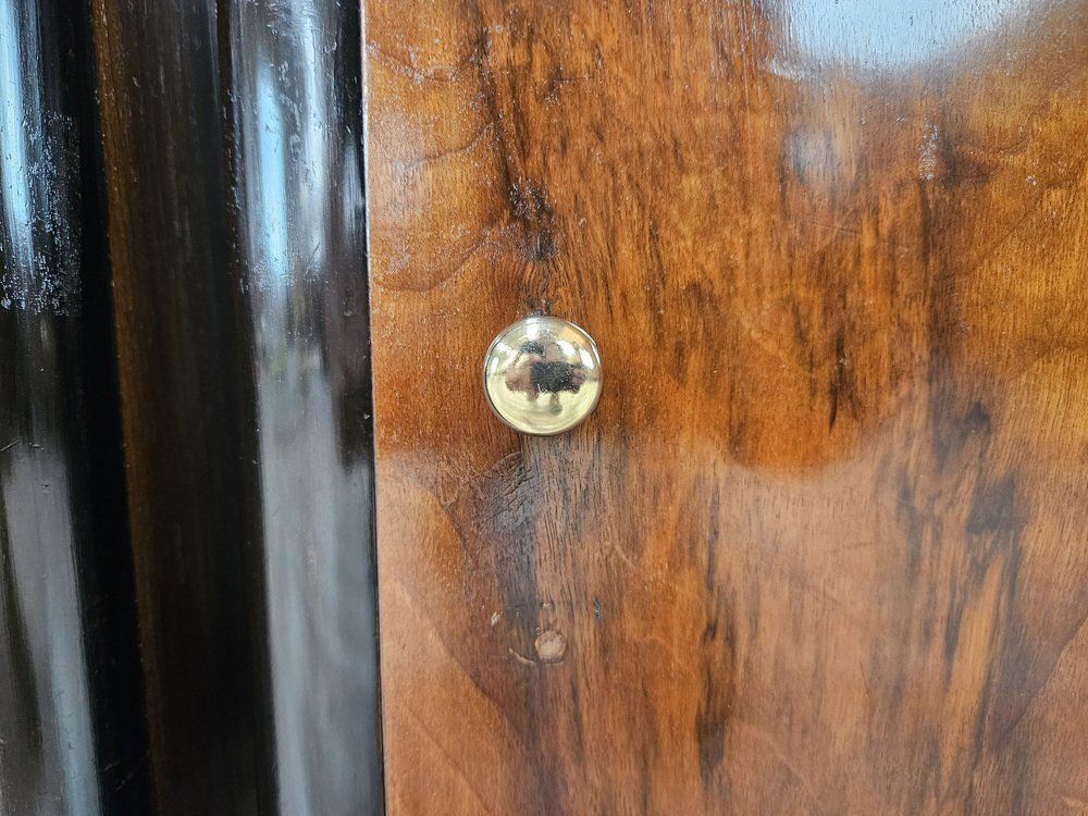 Tables de chevet Art déco en loupe de noyer, plateaux en verre rose, 1940, lot de 2 photo vintage
