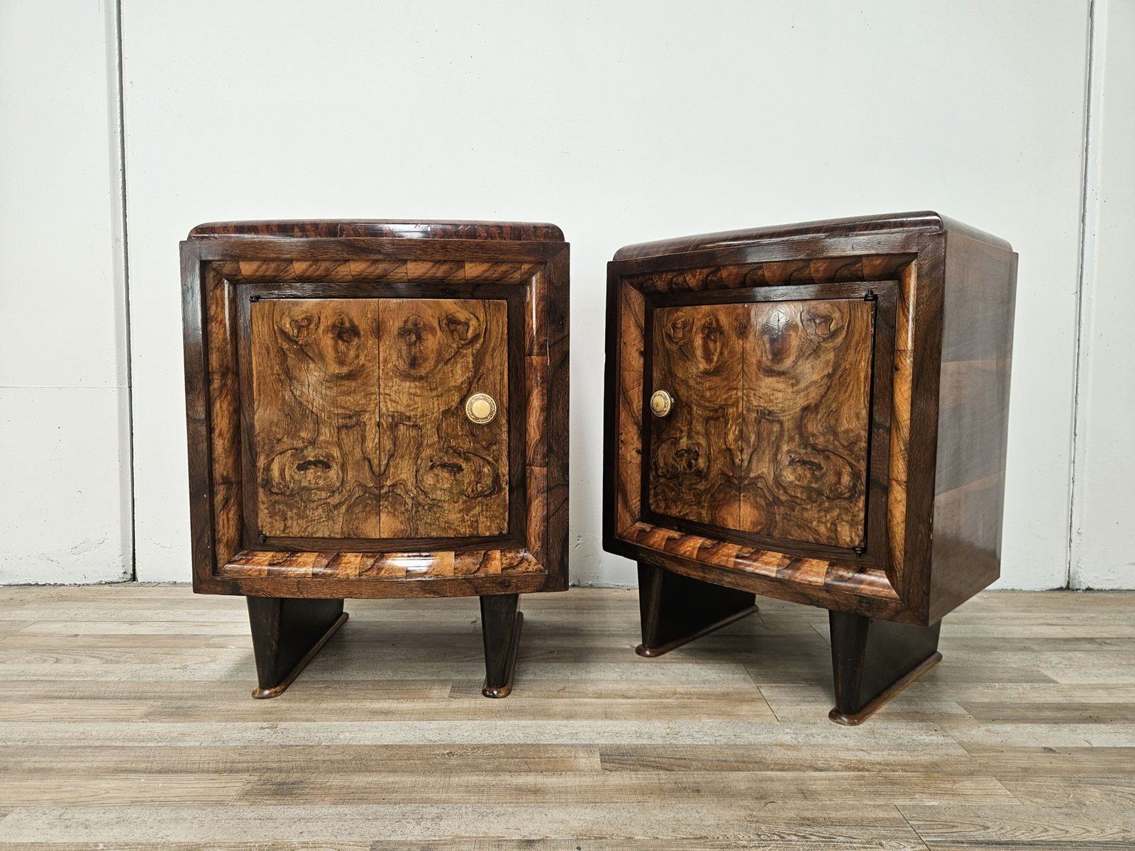 Tables de chevet toscanes Art déco en loupe de noyer, 1940, lot de 2 photo Mobilier