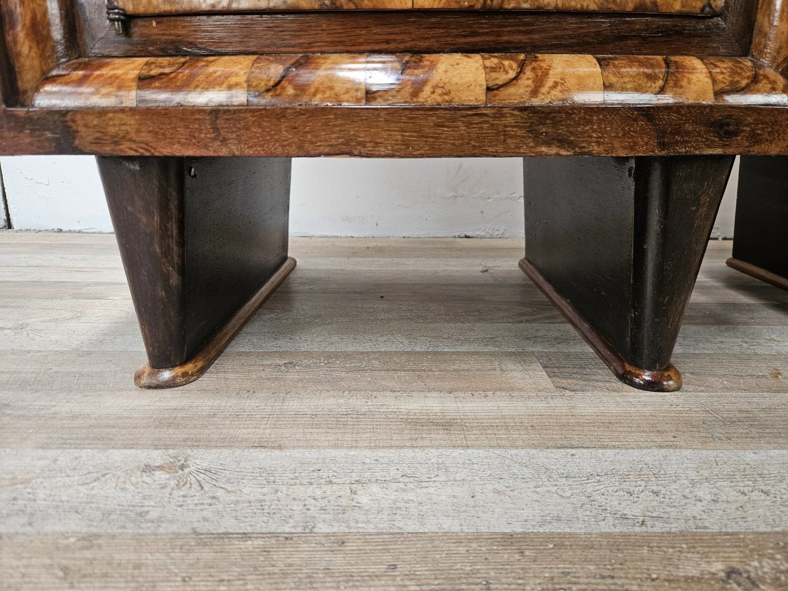 photo vintage Tables de chevet toscanes Art déco en loupe de noyer, 1940, lot de 2
