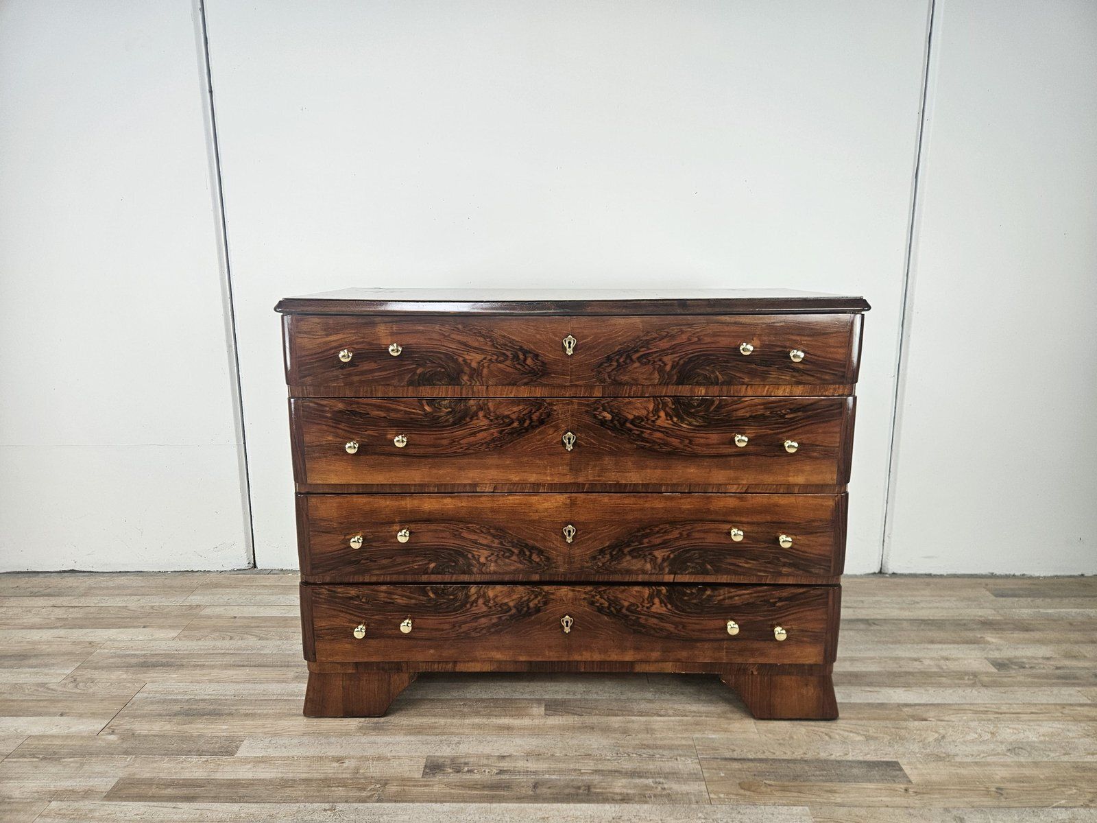 Commode Art déco en noyer et laiton, 1940