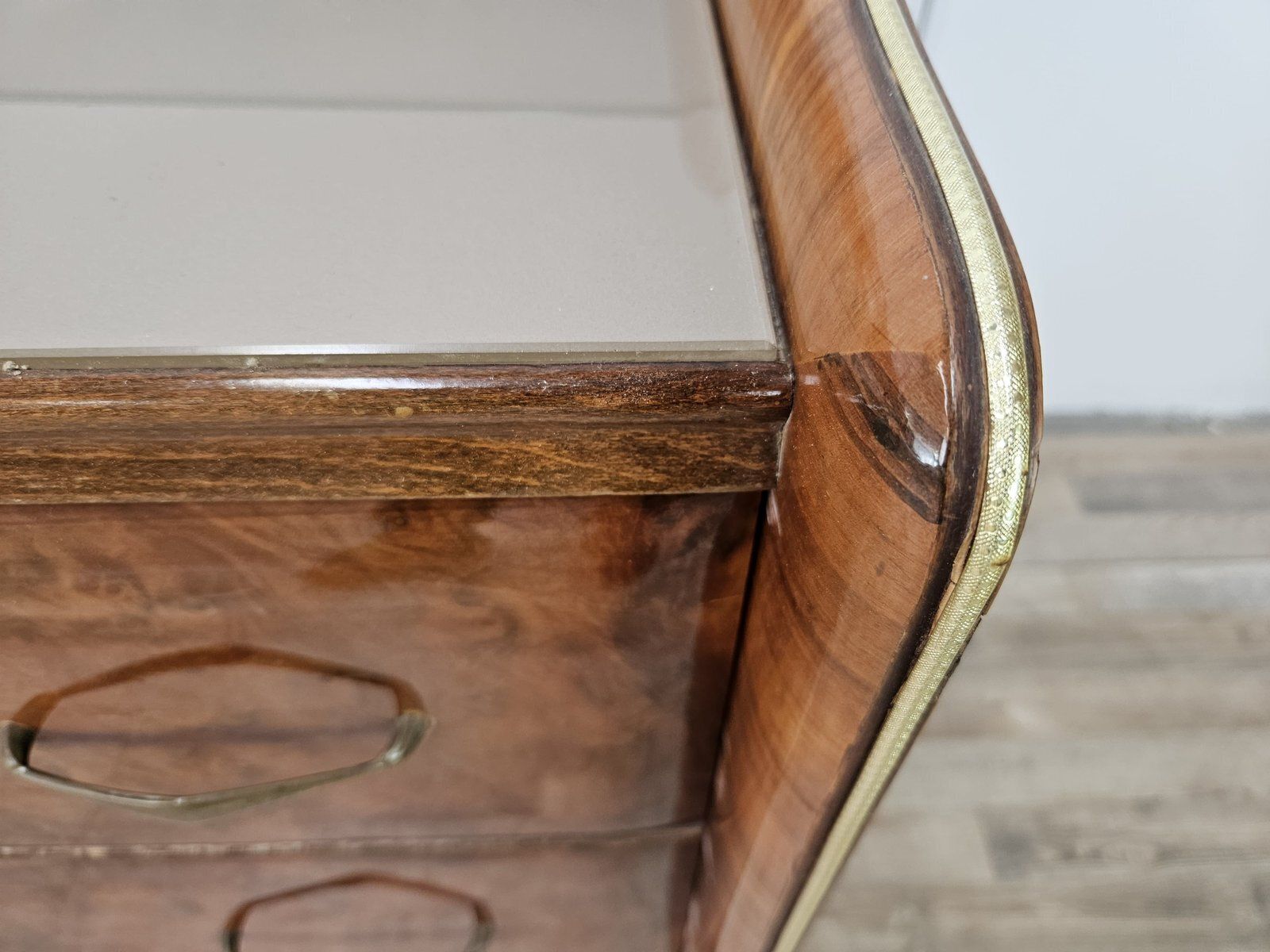 Mobilier Commode en loupe de noyer, double plateau en verre, 1950 photo