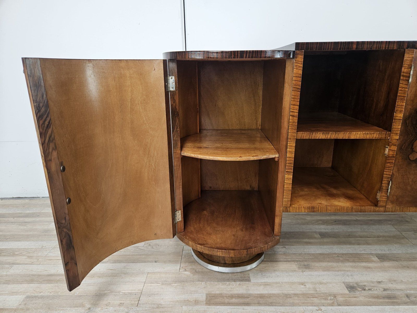1205.0 Art Deco Dressoir in Walnoot en Bruyèrewortel met Aluminium Basis, 1940 photo