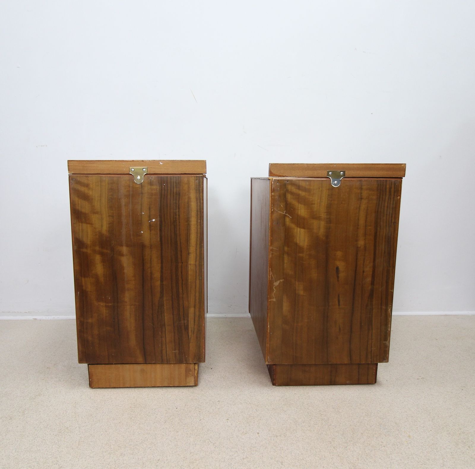 photo vinterior Pair Of Mid Century Teak Bedside Cabinets