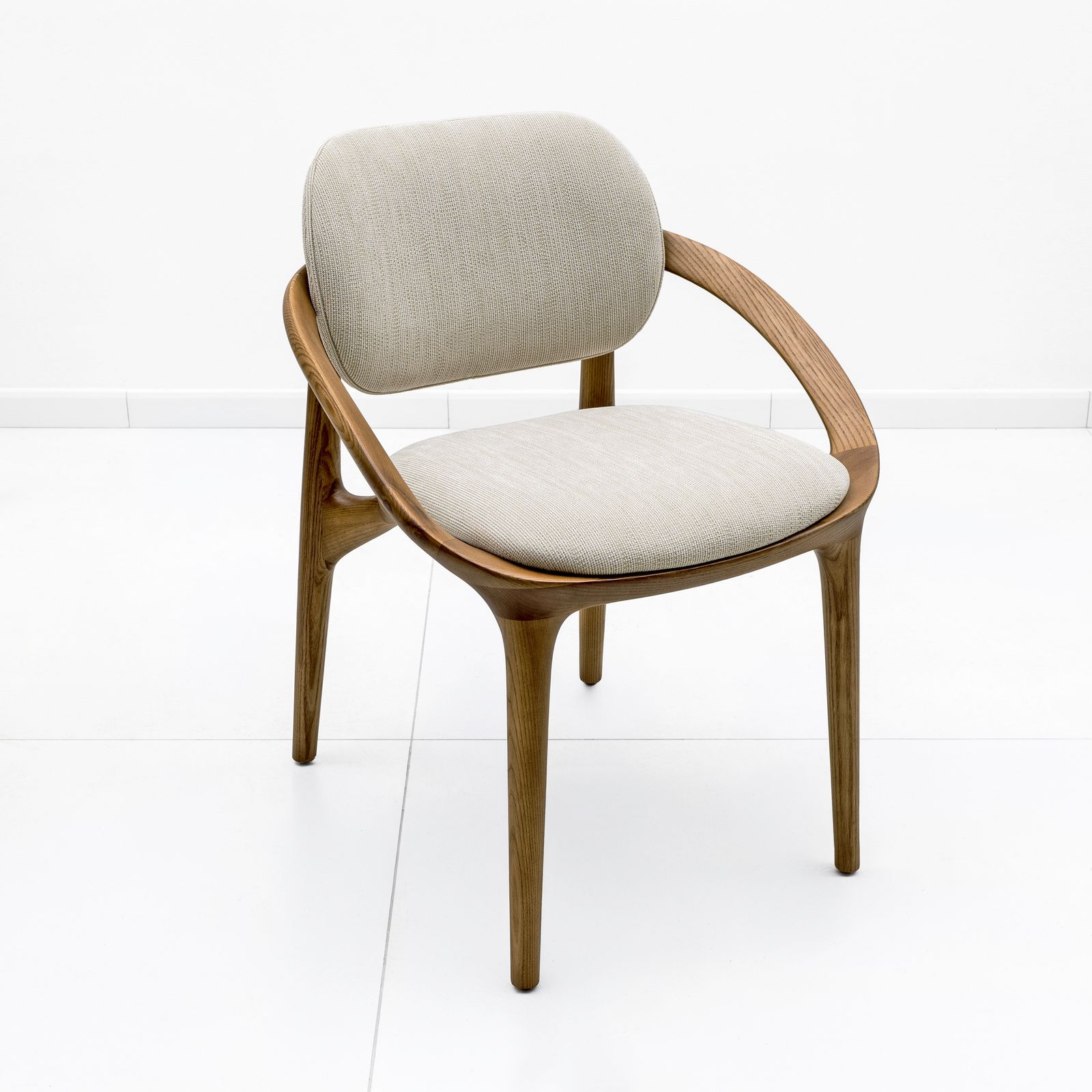 Set van zes Italiaanse hedendaagse eetkamerstoelen met sculpturaal gebogen frame photo furniture