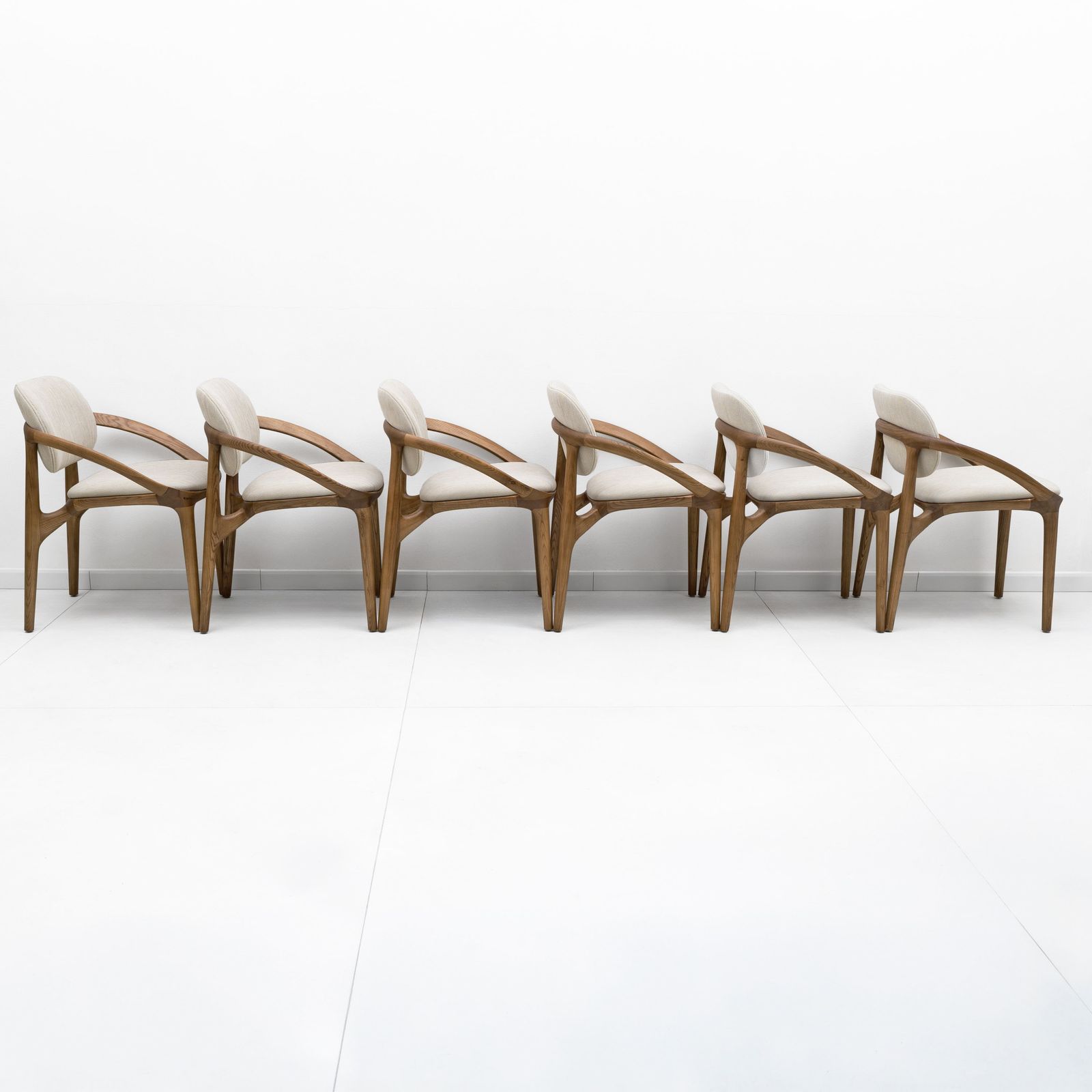 Set van zes Italiaanse hedendaagse eetkamerstoelen met sculpturaal gebogen frame photo for sale
