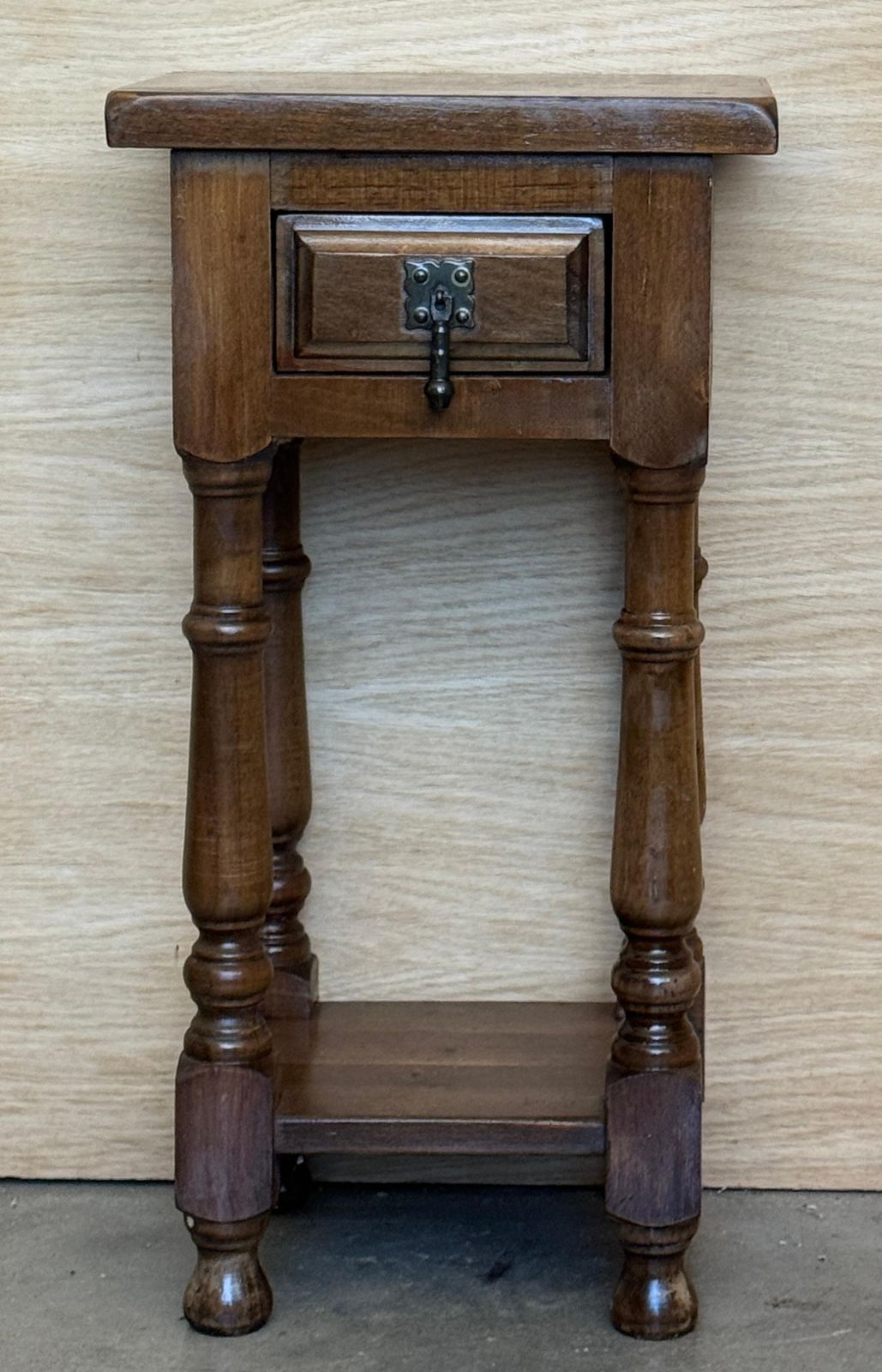 Tables de chevet d'époque espagnoles étroites en noyer, avec tiroir et étagère basse photo furniture
