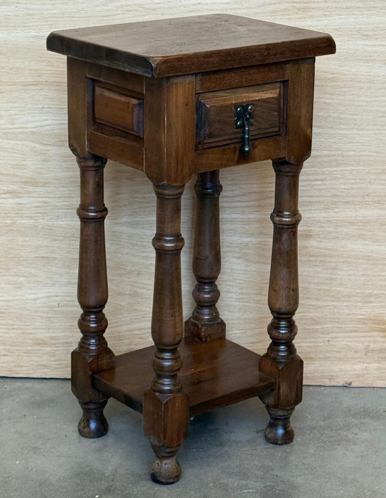 Tables de chevet d'époque espagnoles étroites en noyer, avec tiroir et étagère basse photo 1477.0