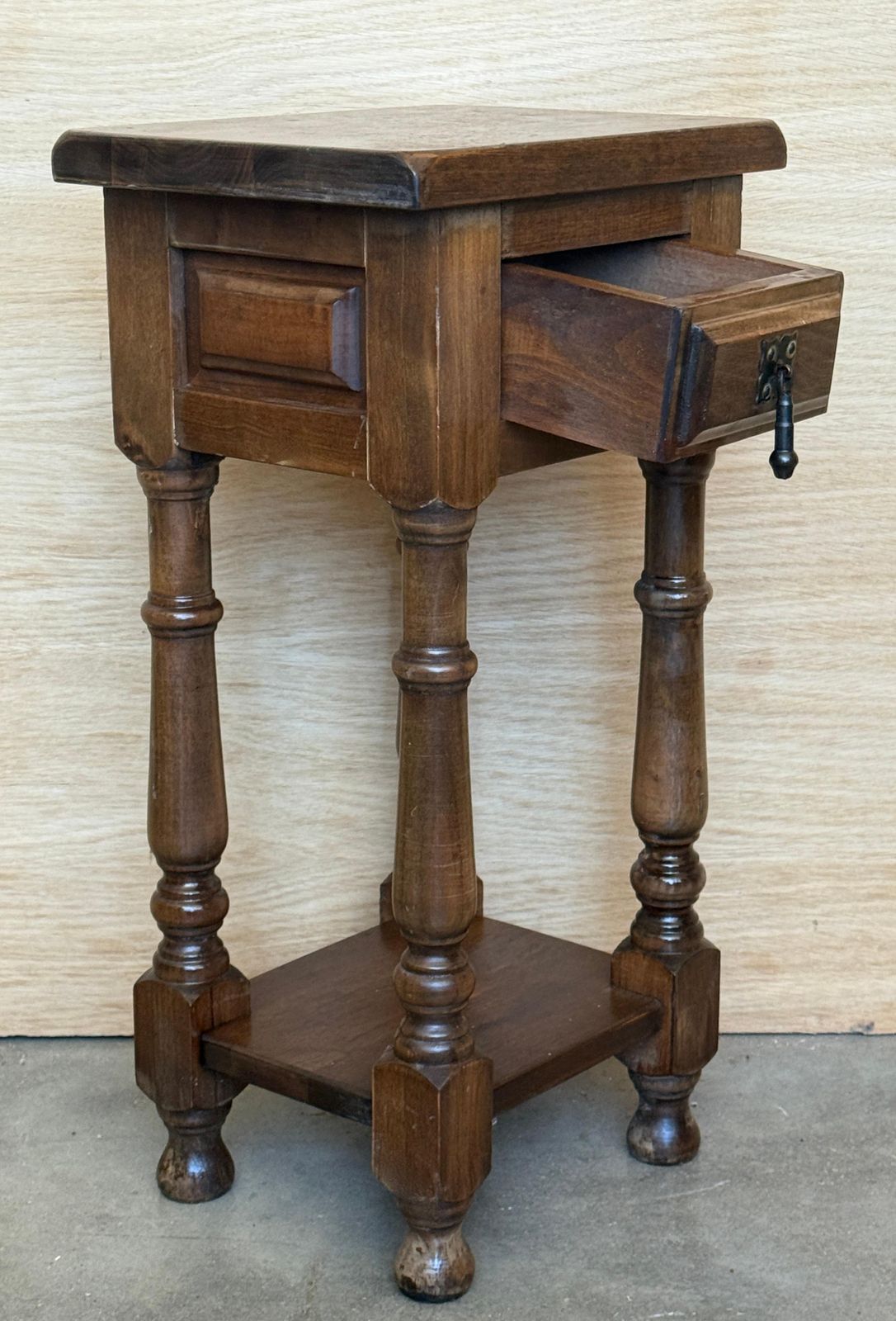 Tables de chevet d'époque espagnoles étroites en noyer, avec tiroir et étagère basse photo vinterior