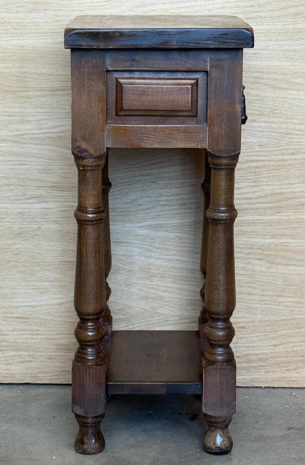 Tables de chevet d'époque espagnoles étroites en noyer, avec tiroir et étagère basse photo buy