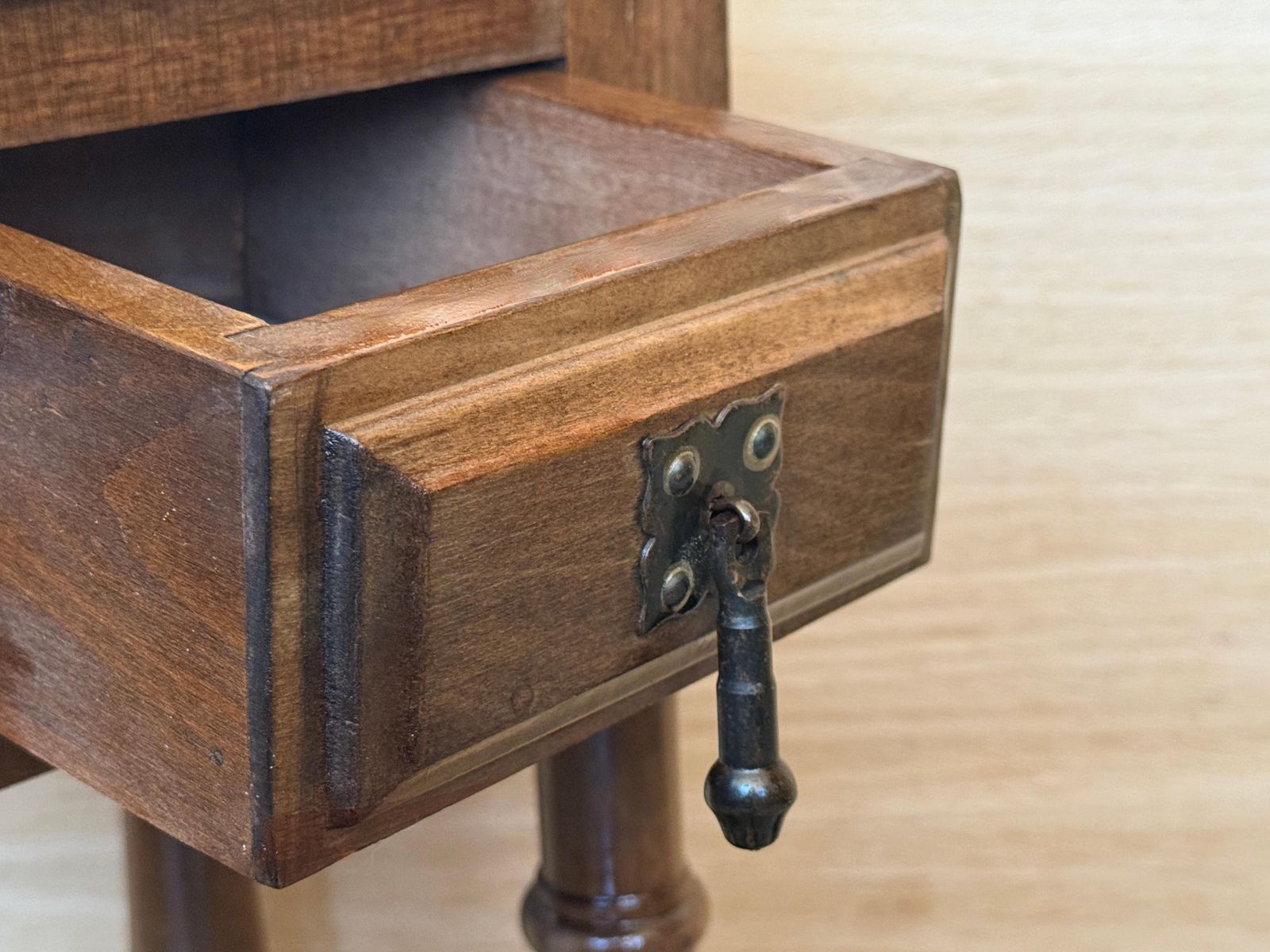 photo furniture Tables de chevet d'époque espagnoles étroites en noyer, avec tiroir et étagère basse
