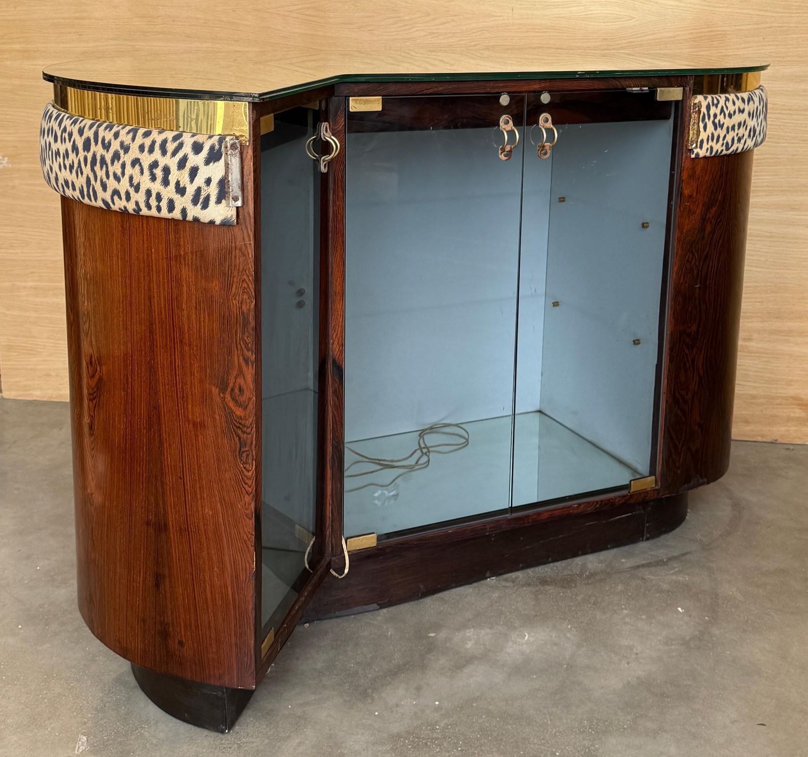 photo furniture Cabinet bar Art déco incurvé, panneaux tapissés et accessoires en laiton