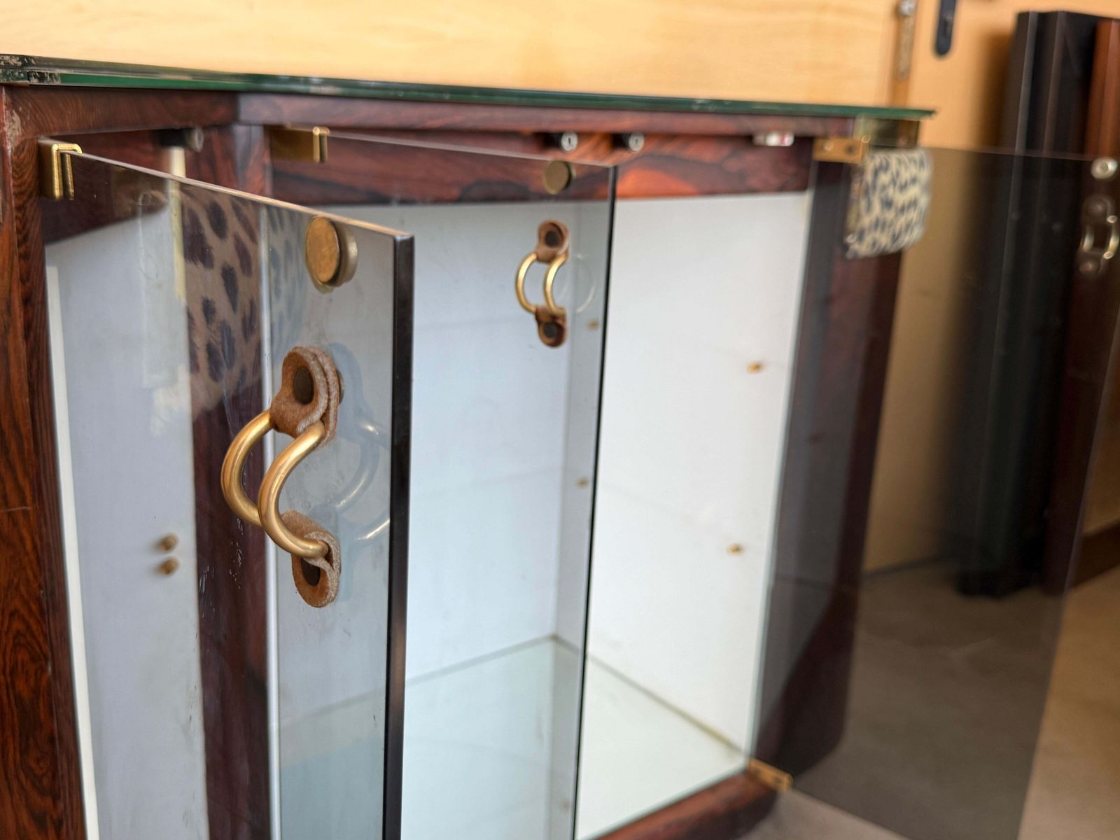 Mobilier Cabinet bar Art déco incurvé, panneaux tapissés et accessoires en laiton photo