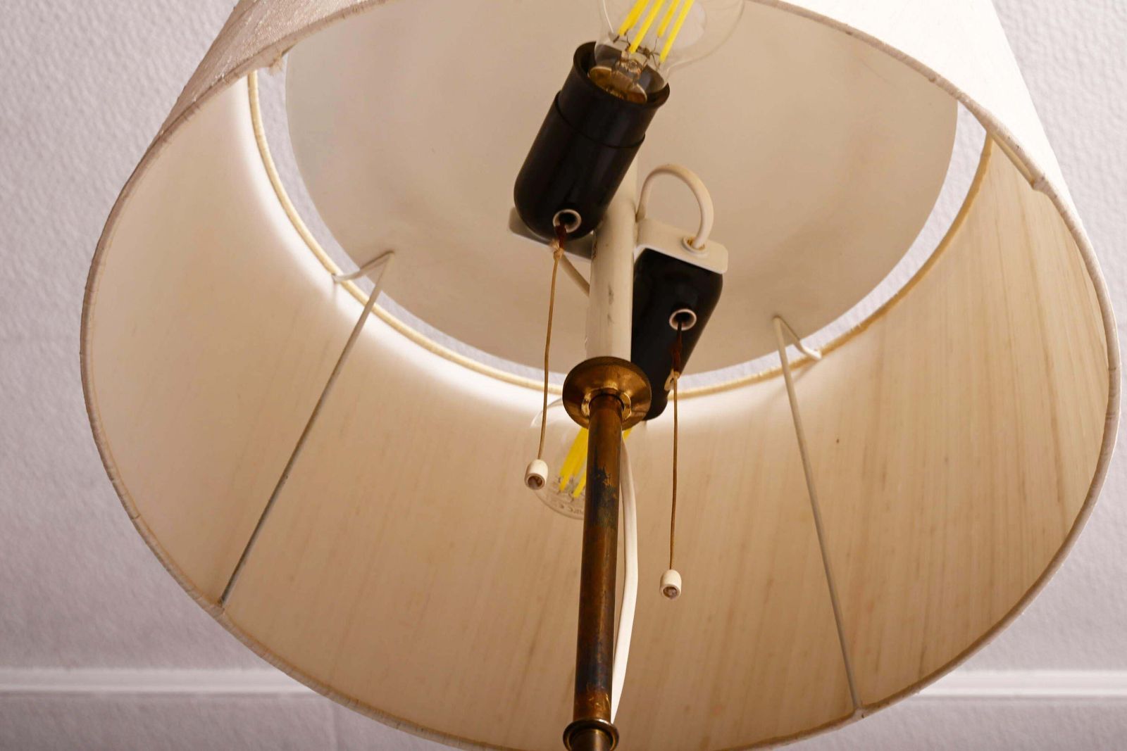 photo furniture Hans Agne Jakobsson G 89, Vloerlamp met Zijden Kap