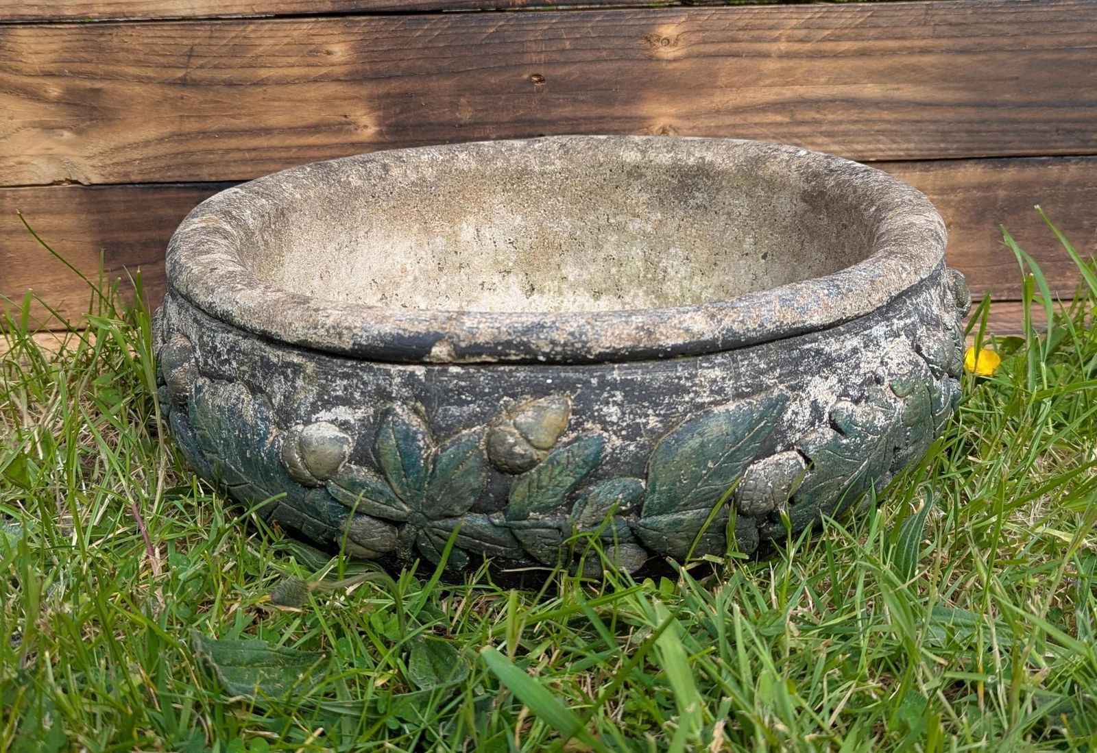 Jardinière d'époque en pierre, lourde, décor de glands