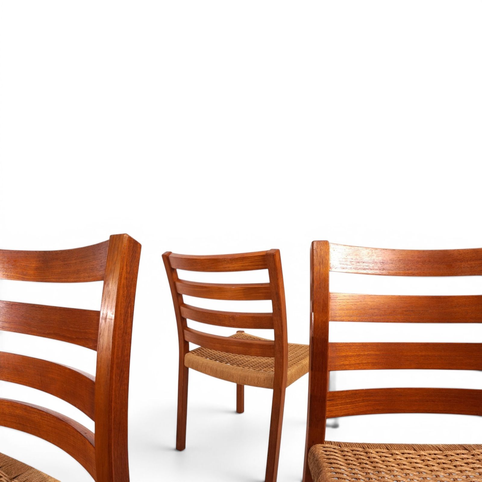 Niels Otto Møller Model 408, set van 4 teakhouten eetkamerstoelen met papercord bekleding voor J.L. Møllers, 1975 photo vinterior