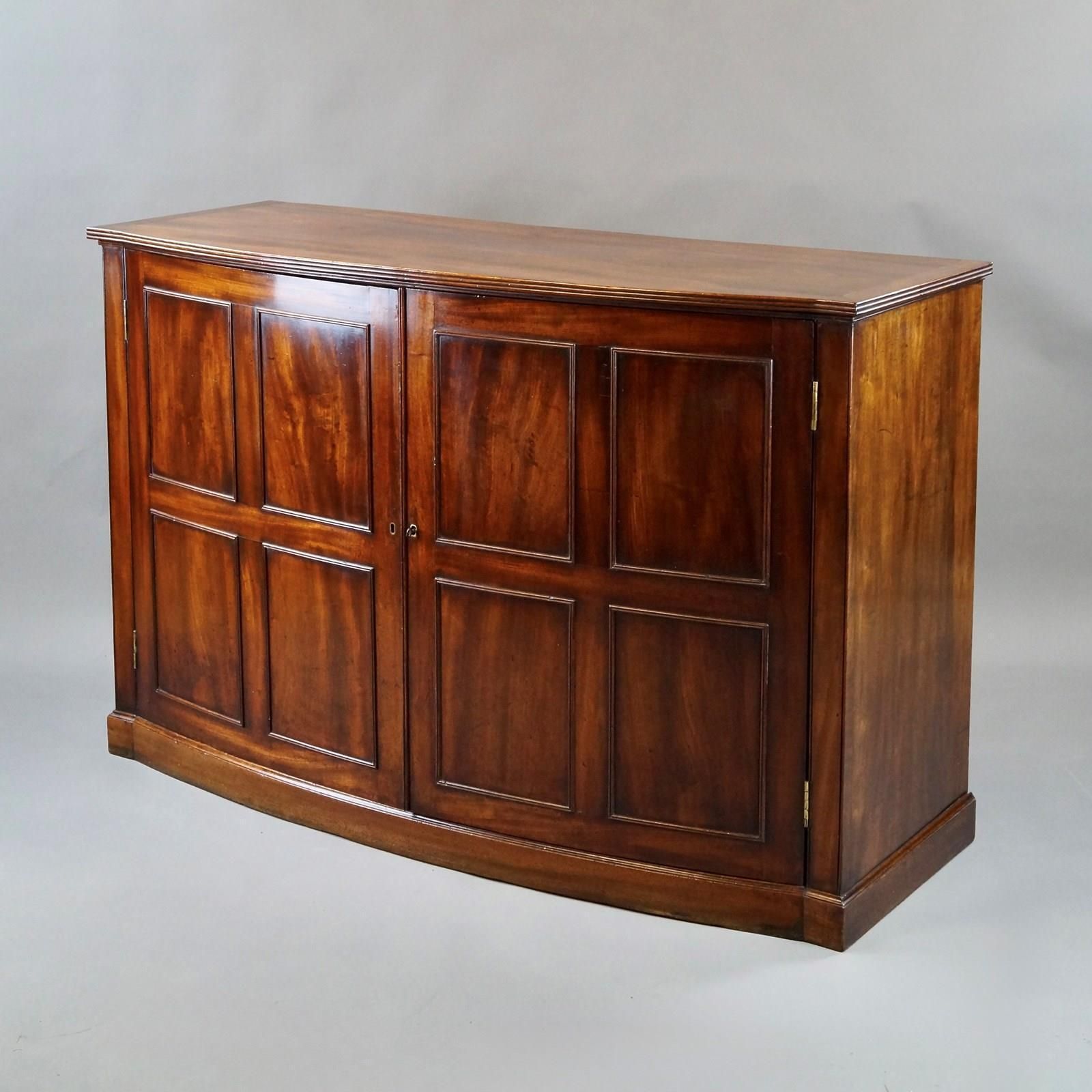 Bijzondere George III-kast met gebogen front photo furniture