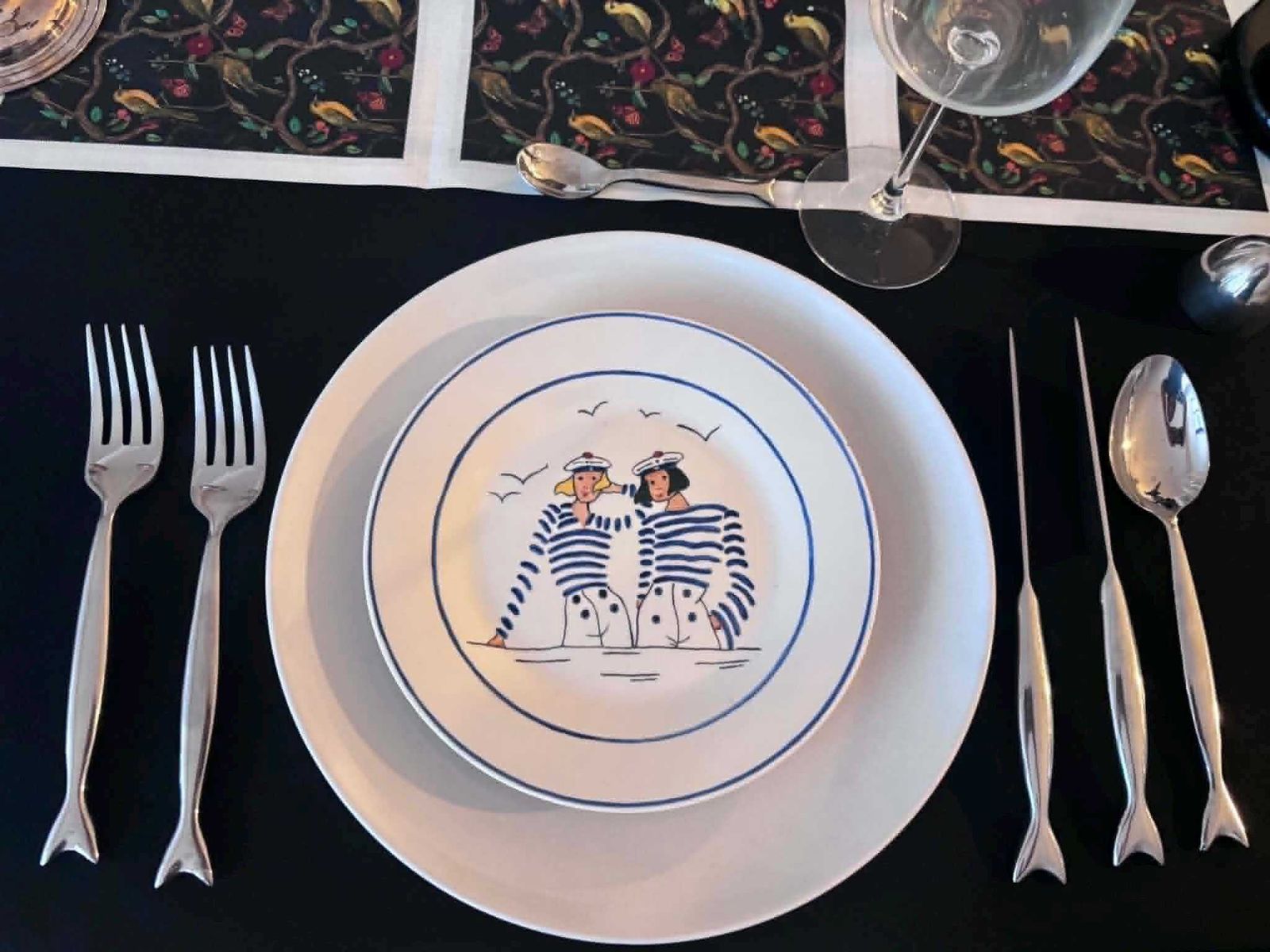 photo furniture Service de 8 assiettes en porcelaine française peintes à la main, décor de marins inspiré de Rue du Port, vaisselle nautique et côtière