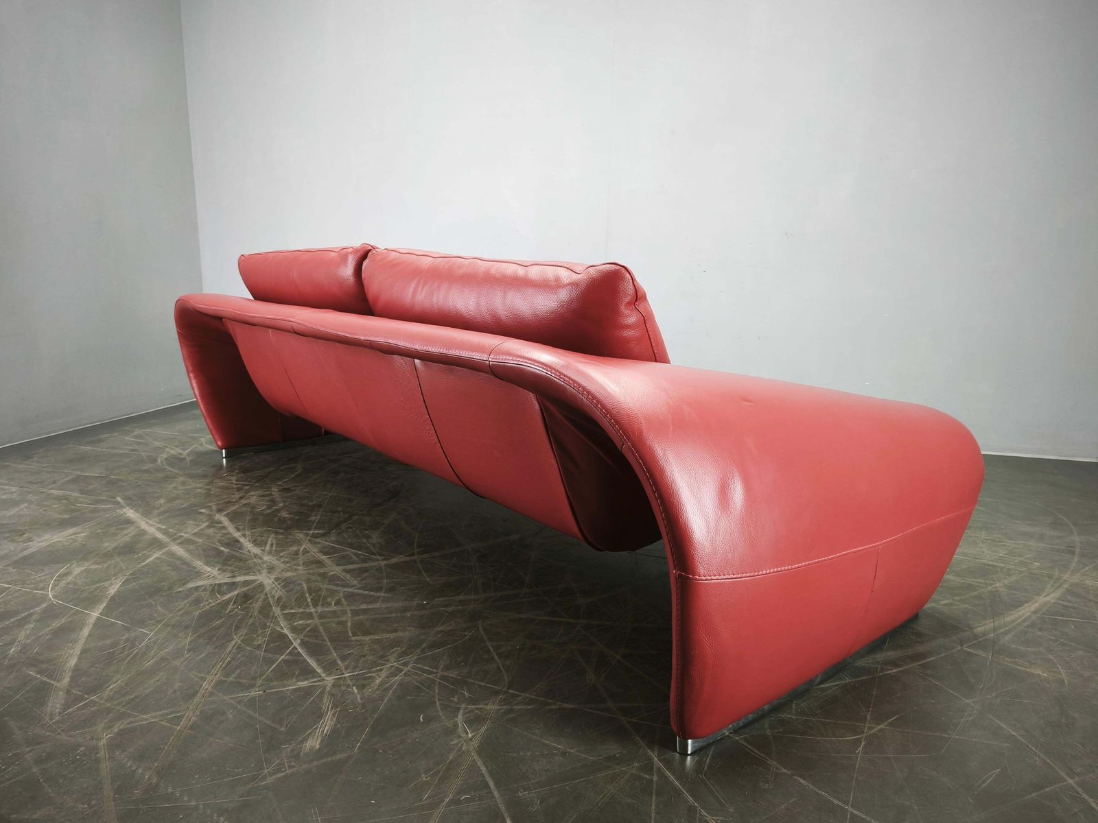 photo furniture Divanotti Italiaanse vrijstaande rode leren tweezitsbank