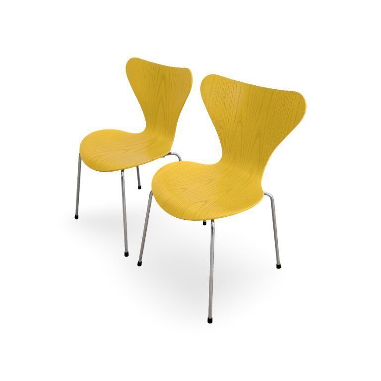 Set van 2 Fritz Hansen Series 7 stoelen, Mid-Century design, geel, van Arne Jacobsen photo Meubels