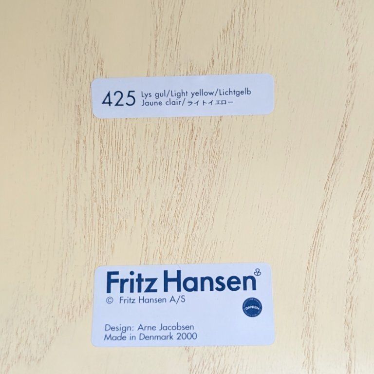 photo furniture Lot de 2 chaises Fritz Hansen Series 7 mid-century light, par Arne Jacobsen