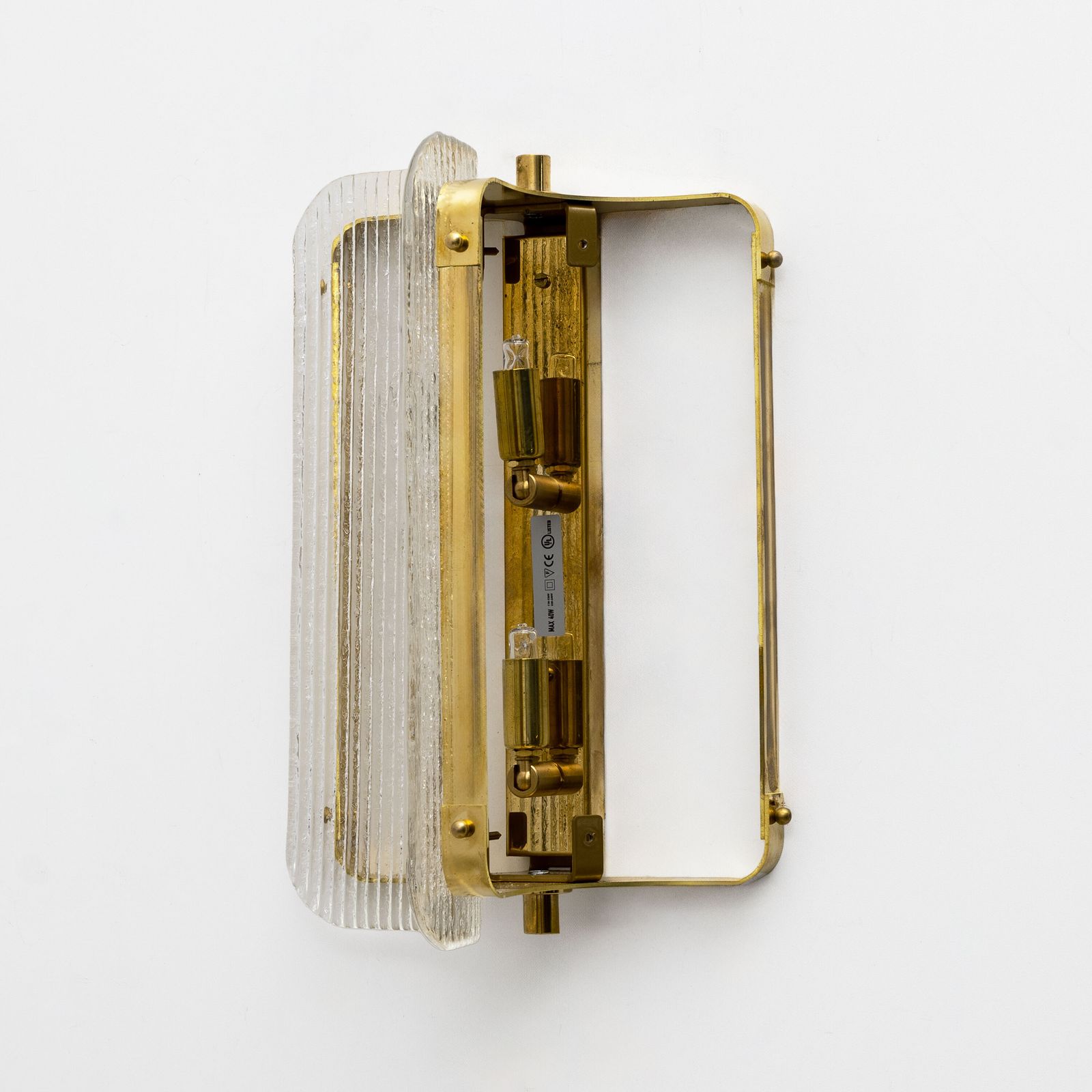 Paar gebogen, heldere geribbelde Murano glazen en messing wandlampen photo buy