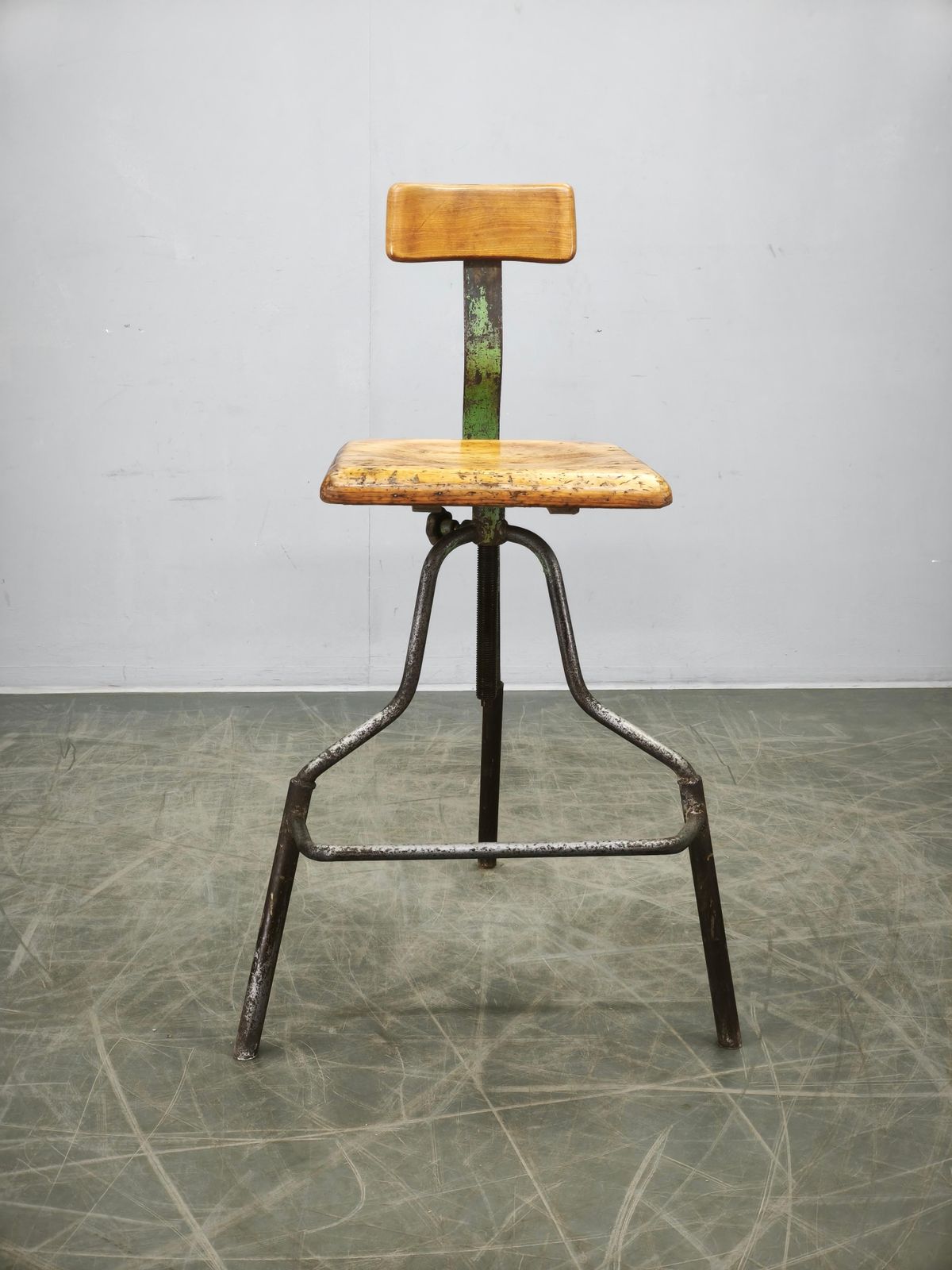 Tsjechoslowaakse industriële draaistoel met verstelbare hoogte, jaren 1940 photo furniture
