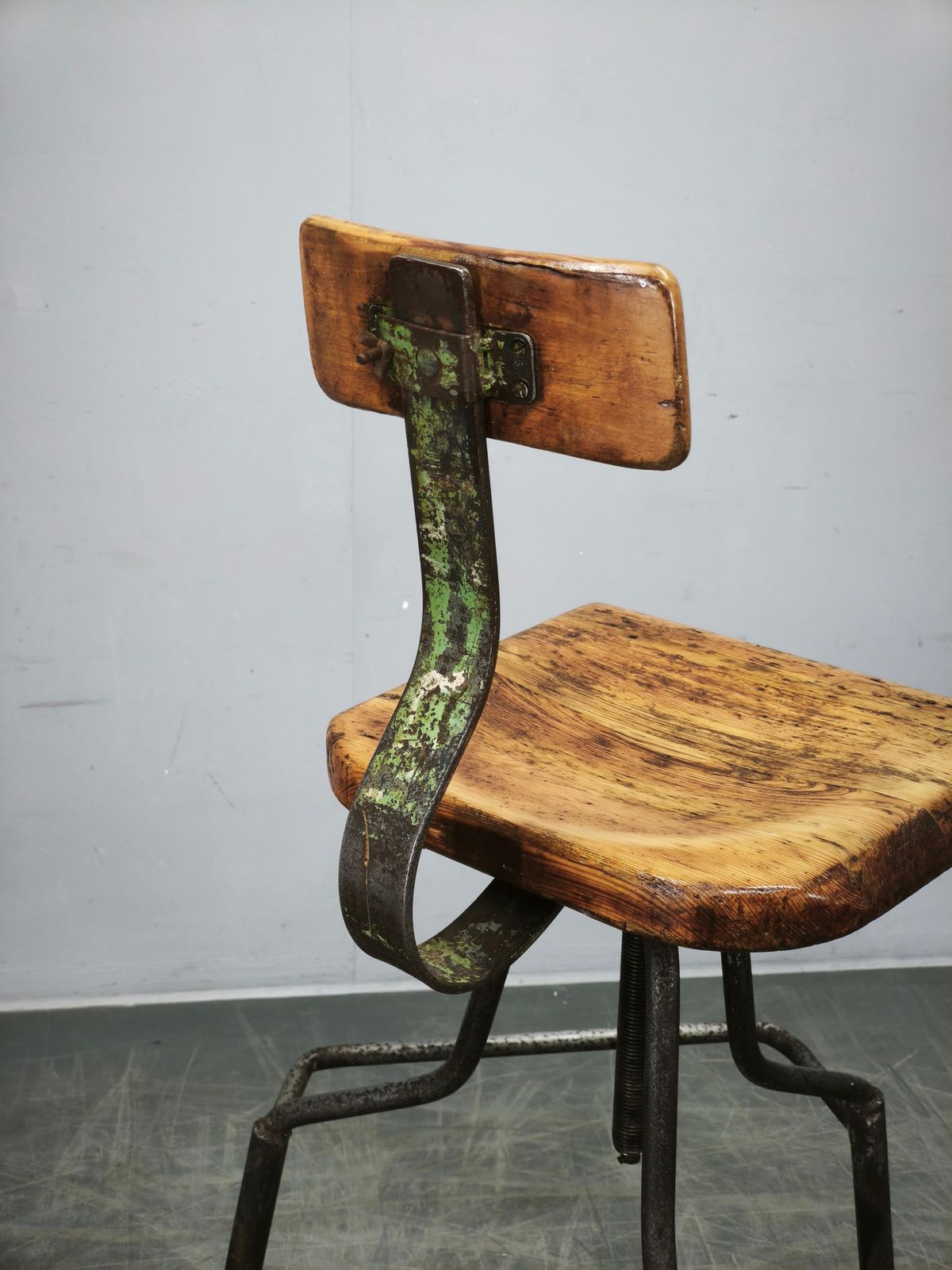 photo furniture Tsjechoslowaakse industriële draaistoel met verstelbare hoogte, jaren 1940